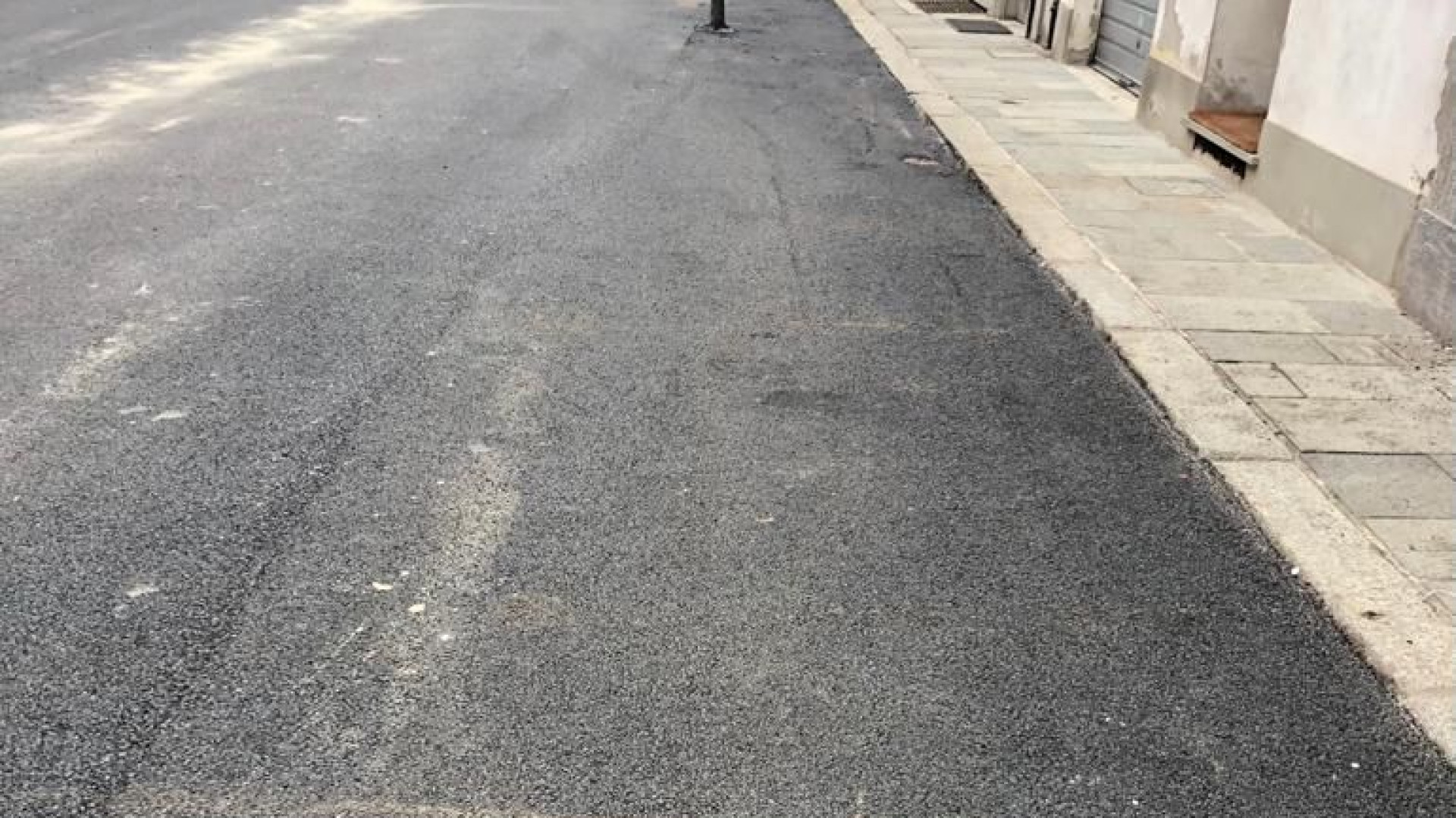 Conclusa la posa del nuovo asfalto in Via Gaspare Landi. Tassi: “Riqualificata la zona”