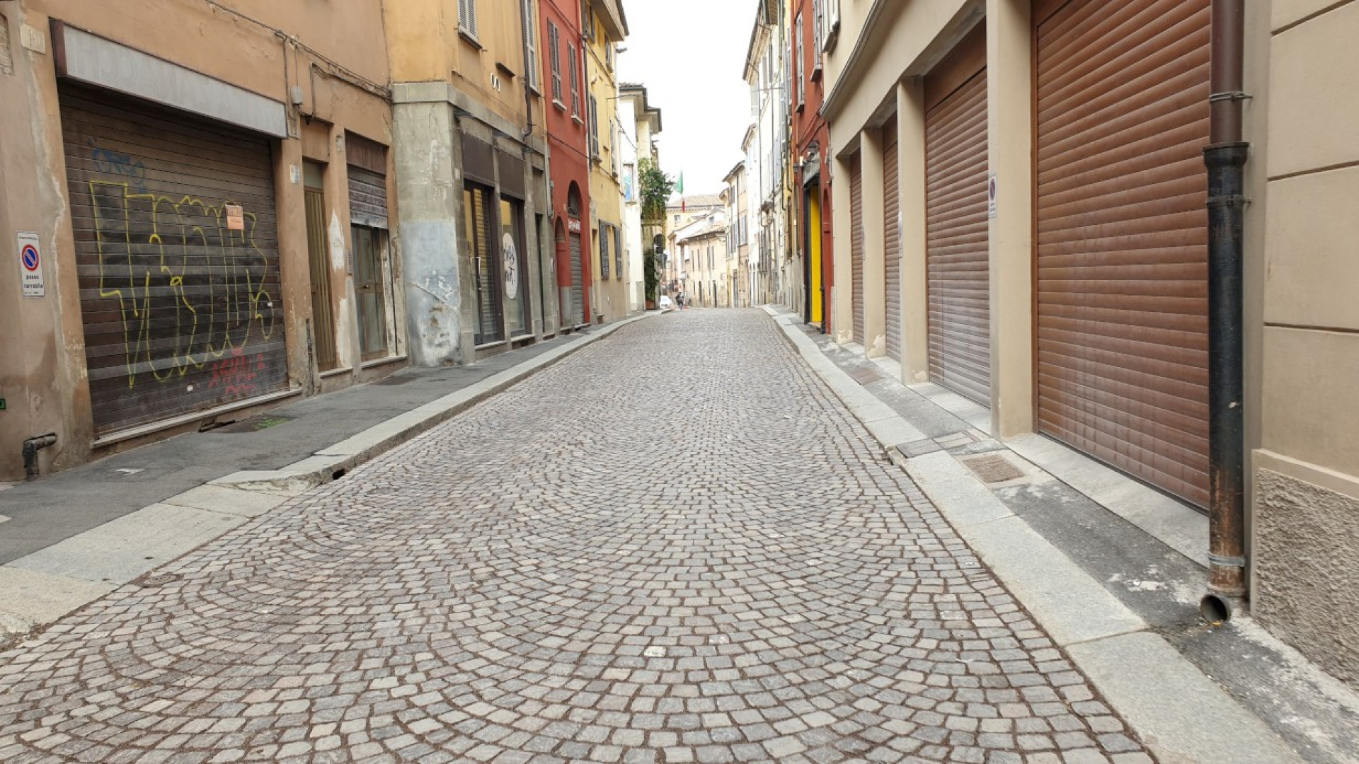 Razzia di cellulari in via Taverna: "Sottratti ai clienti di alcuni negozi nella zona"