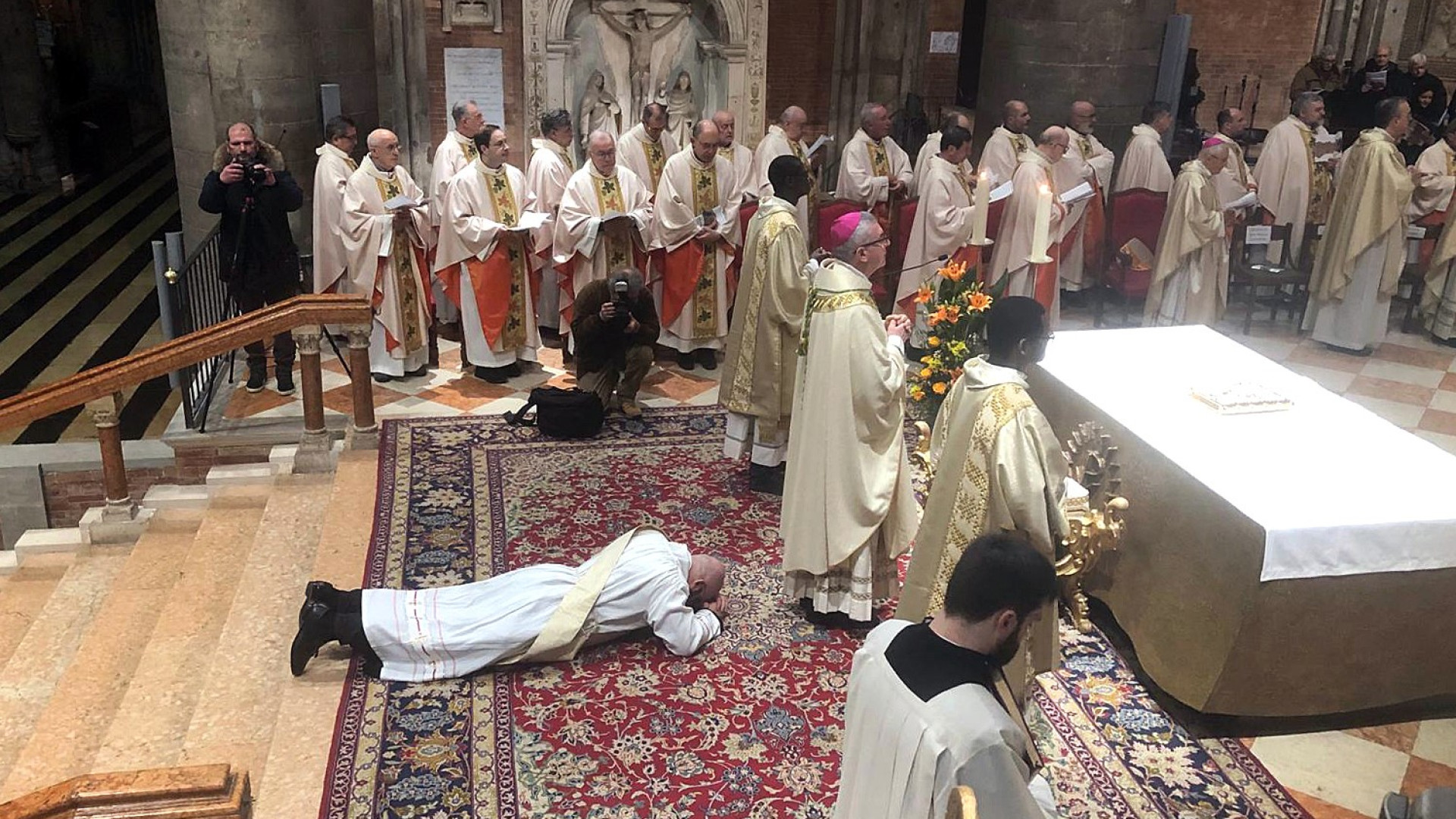 Don Paolo diventa sacerdote: Diocesi in festa e cattedrale gremita per l'ordinazione