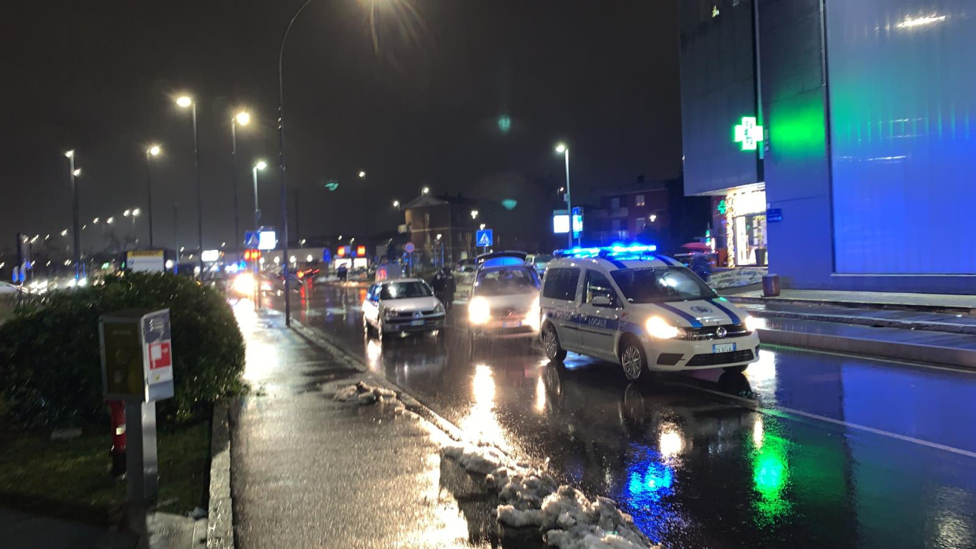 Donna investita da un'auto in via Calciati, condizioni serie