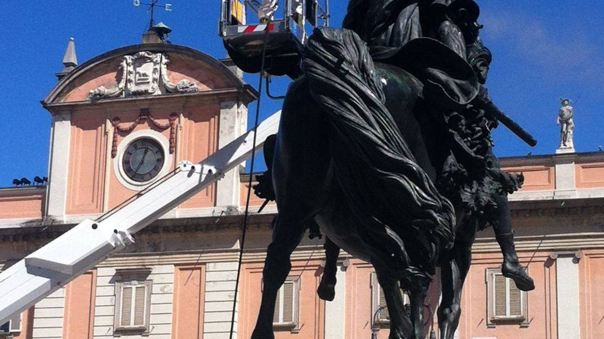 Piazza Cavalli, consolidamento e restauro per i basamenti dei monumenti equestri