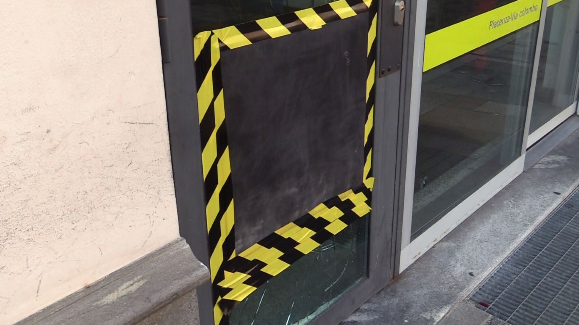 Vandali alle Poste di via Colombo, danneggiata la vetrata della porta di ingresso