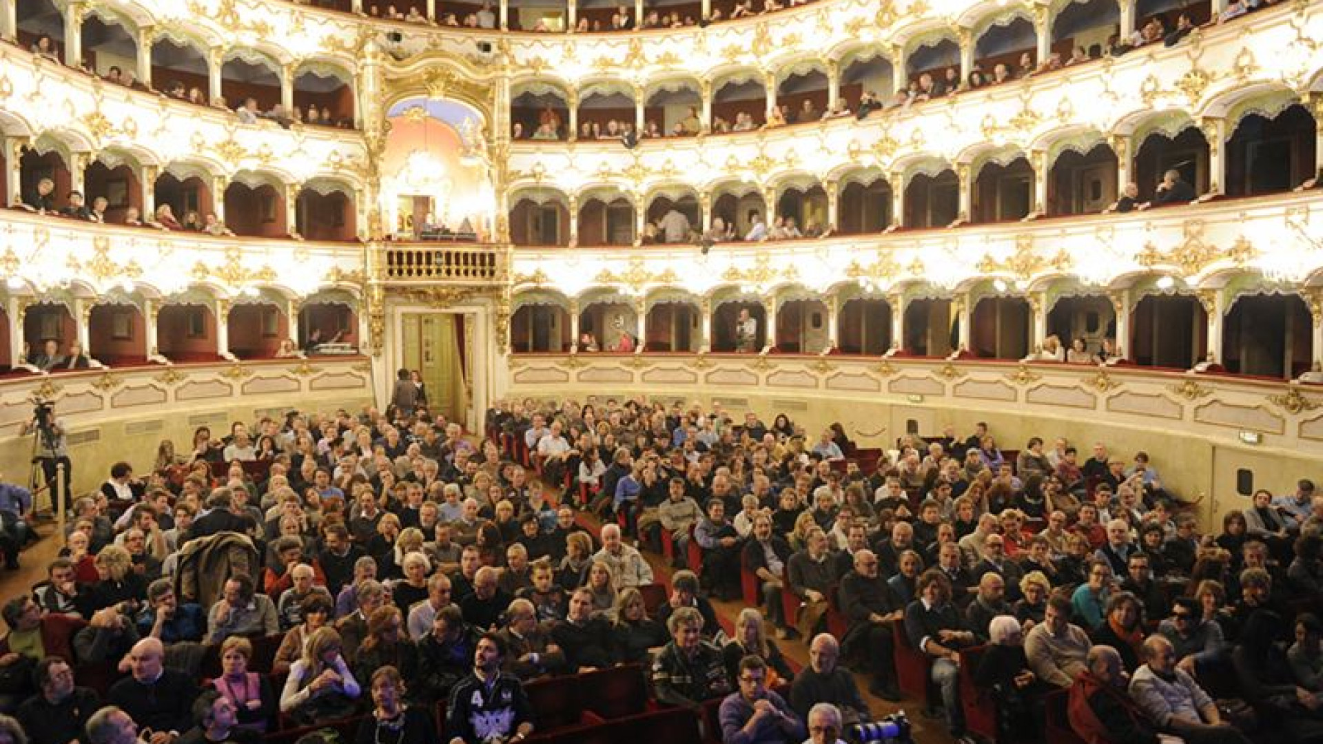 "Rigoletto" stasera apre la trilogia popolare di Verdi al Municipale