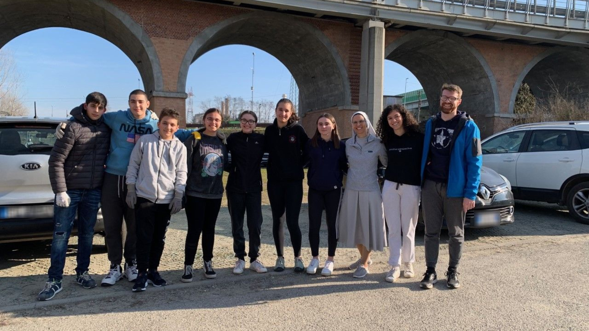 I giovani di Azione Cattolica ripuliscono il lungofiume: "Tutti uniti per il pianeta"