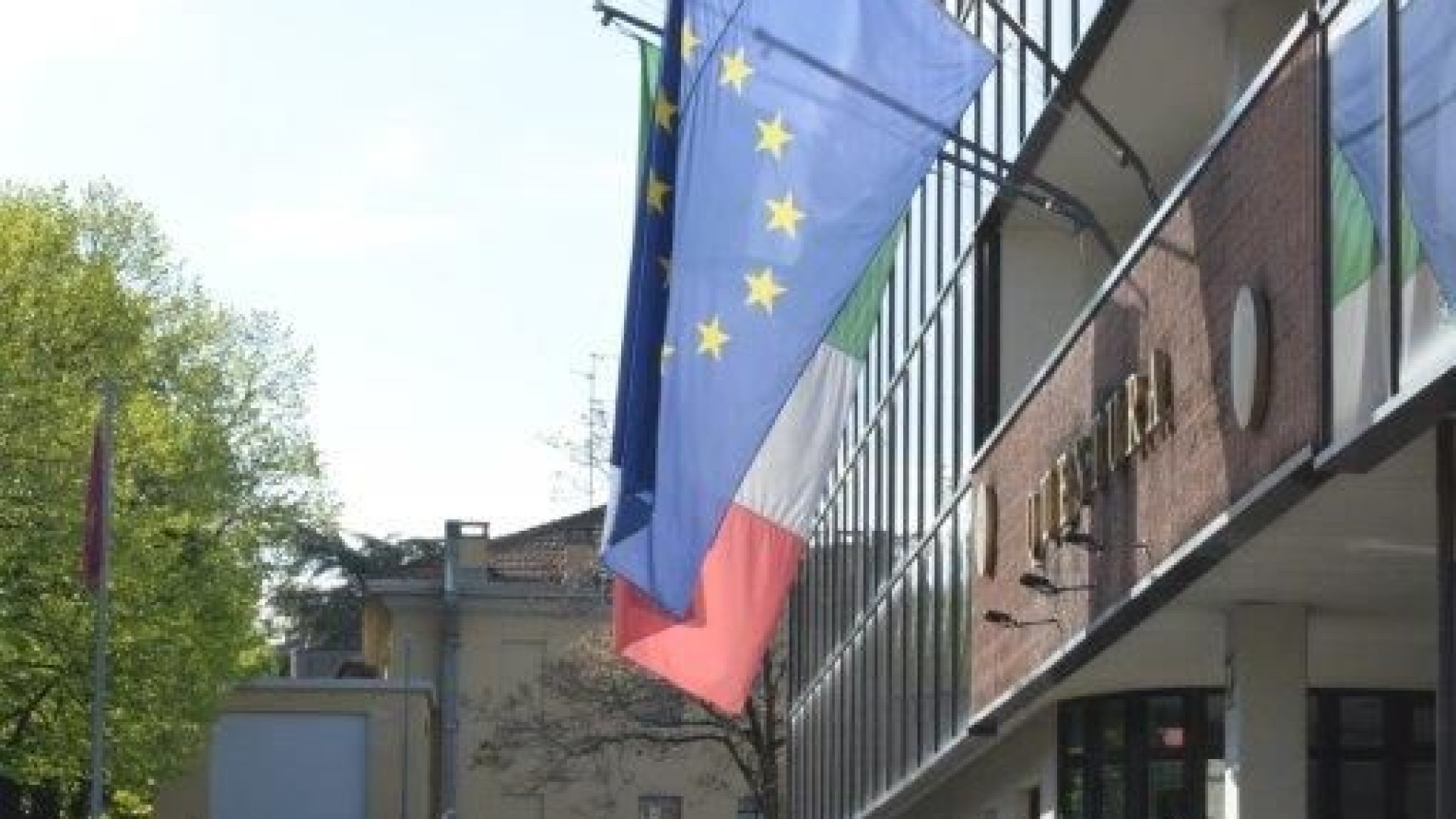 Lancia mobili dal balcone alla Farnesiana: "Sto facendo trasloco". Denunciato