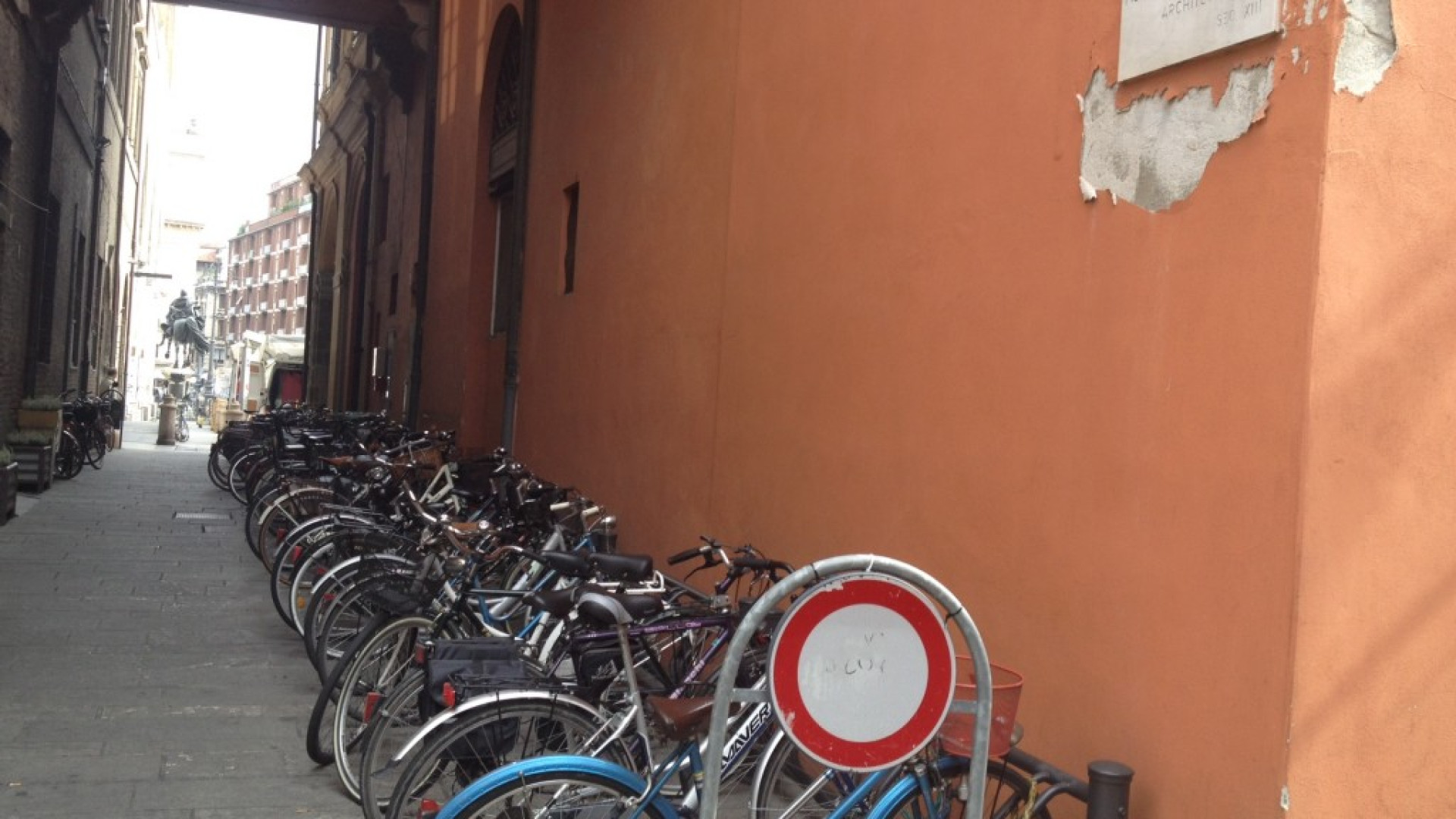 Arrivano le nuove telecamere contro i furti di bici sotto il Comune