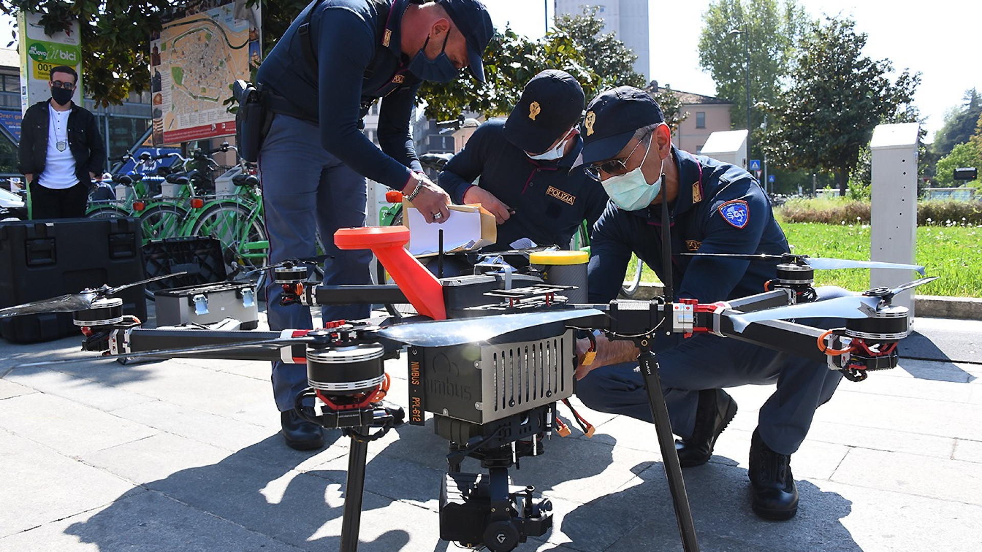 Sull'autocertificazione: "Vado ad acquistare droga". Venerdì di super lavoro per la polizia
