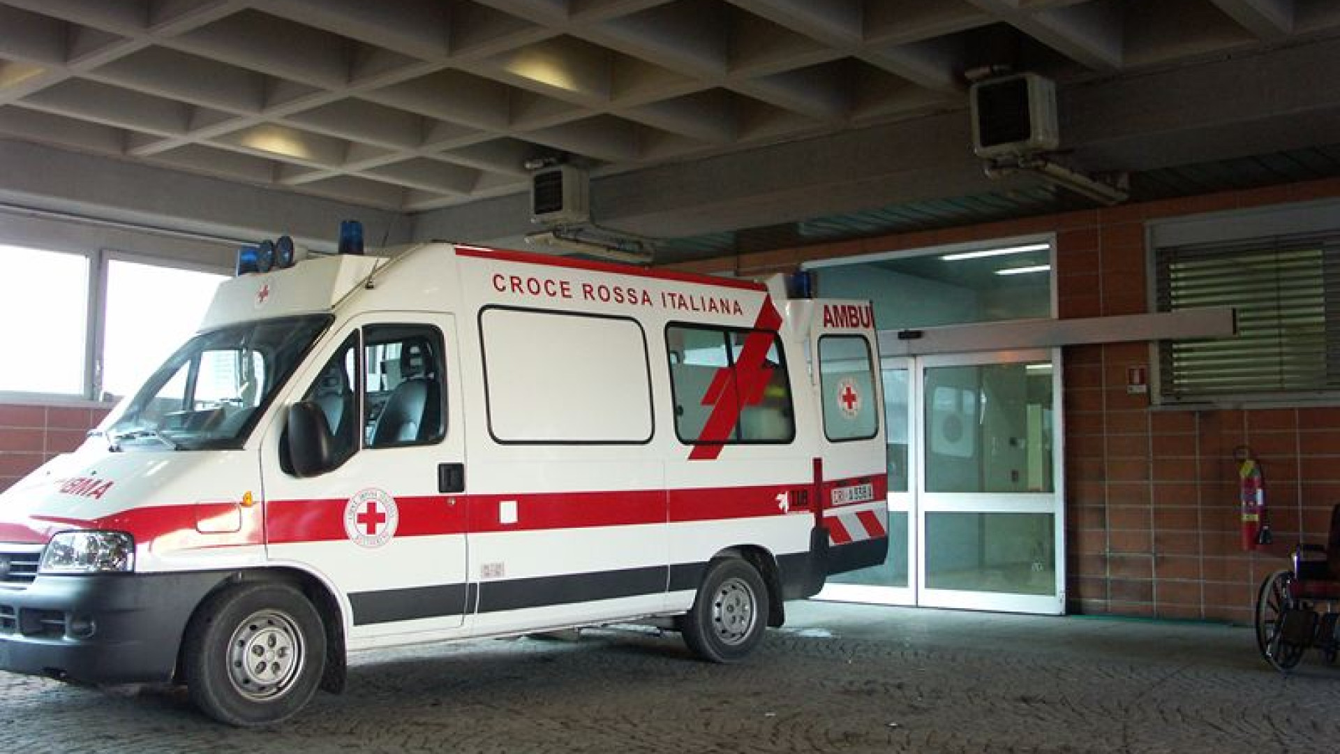 Nasce in ambulanza sulla rampa di accesso del pronto soccorso: bimba e mamma stanno bene