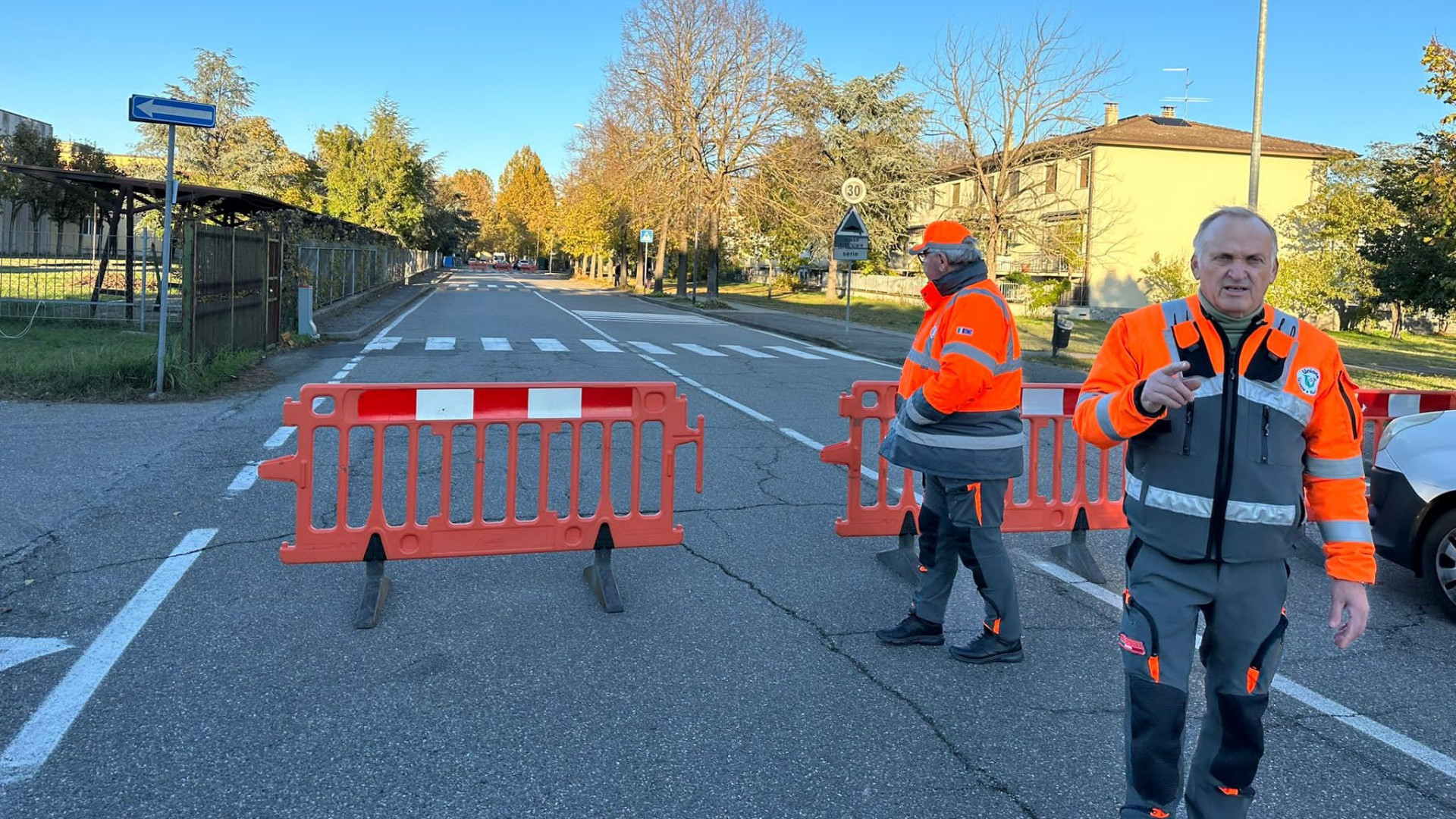 Forza le barriere davanti alla scuola a Pontenure e semina il panico. "Il cane sta male"