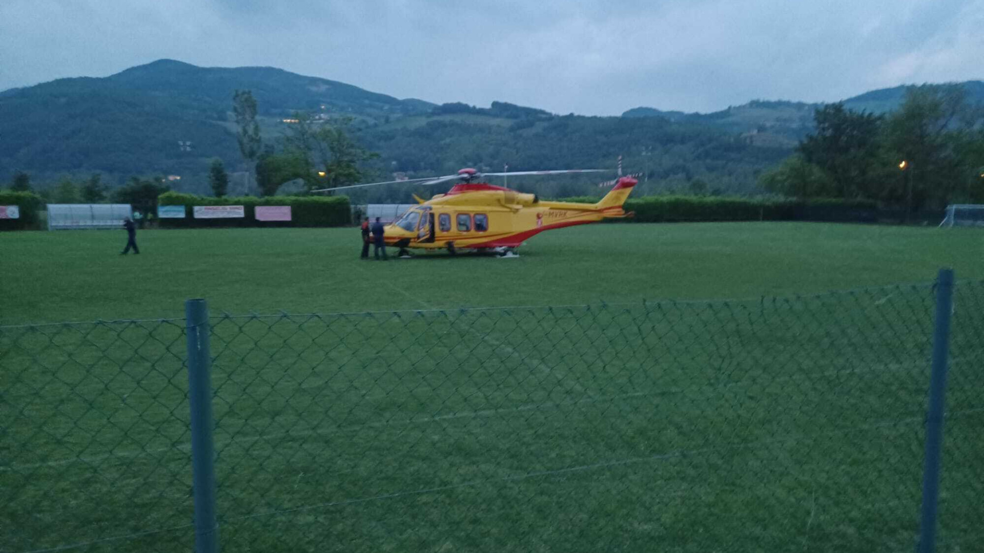 Crolla la tettoia e travolge un uomo. All'ospedale in ambulanza