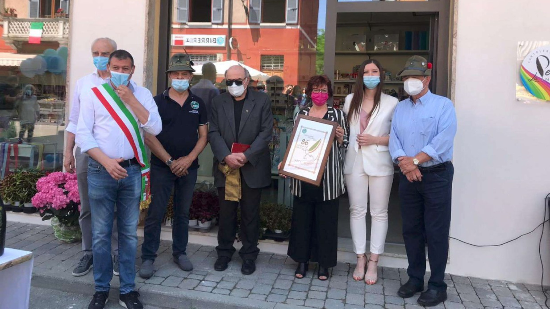 Ziano, riapre l'edicola. Cerimonia dedicata all'alpino Giuliano Zaffignani