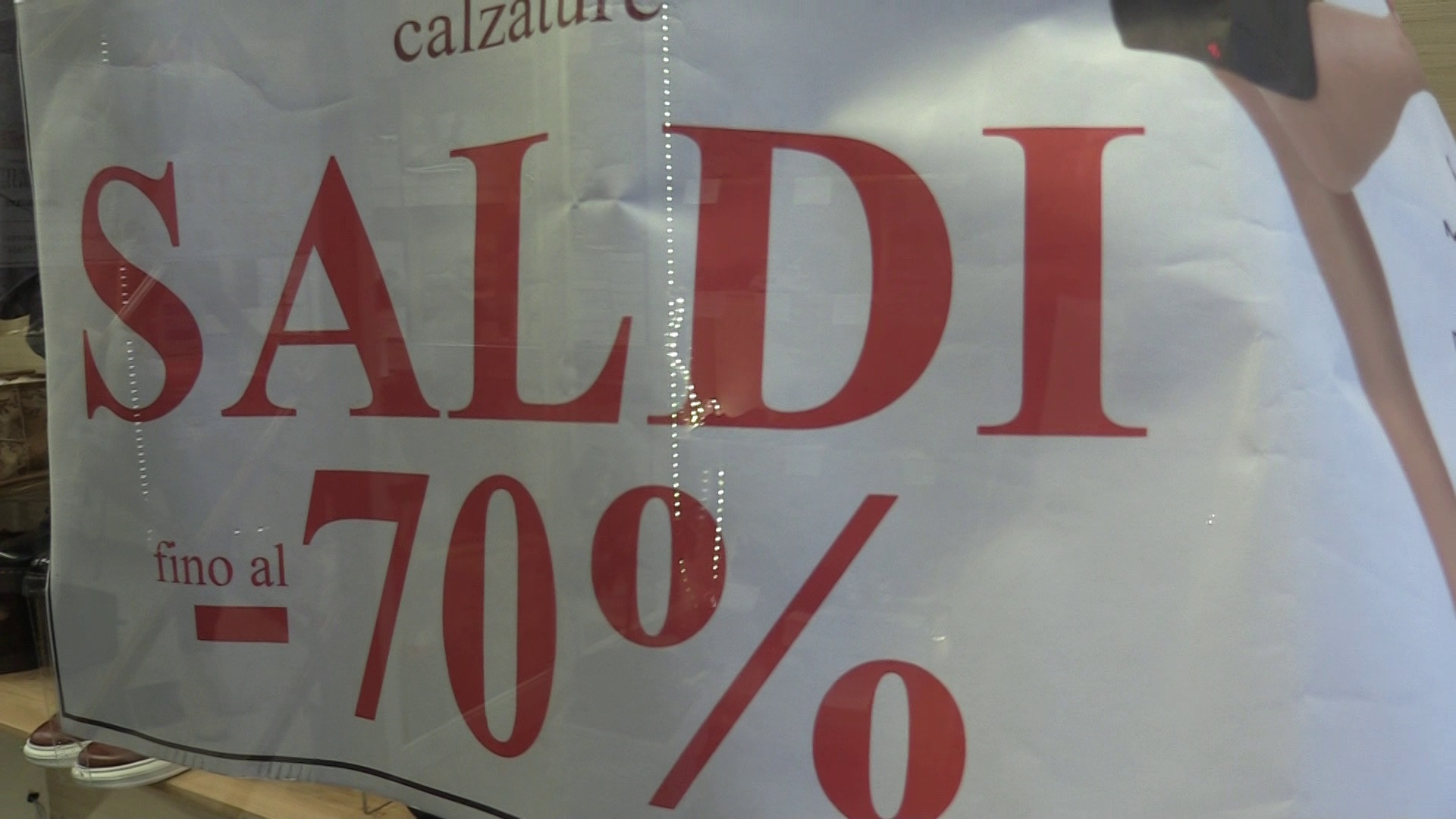 Al via i saldi invernali: sconti fino al 5 marzo. Negozianti: "Maltempo frena la partenza"
