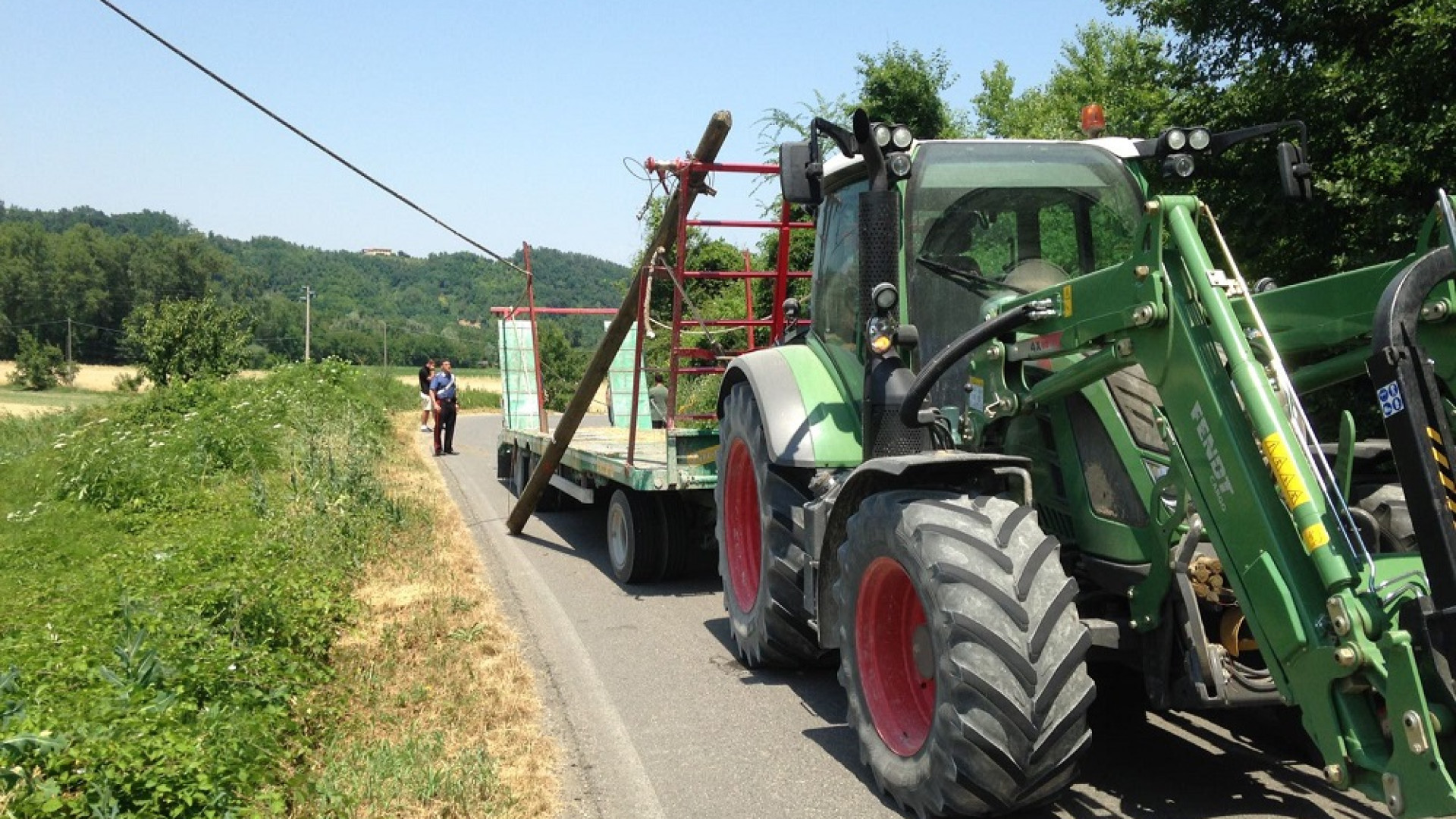 Pali pericolanti in Valdarda per il gelicidio: ne cade uno su un trattore. Il sindaco di Lugagnano: "Non era stato riparato a dovere" FOTO