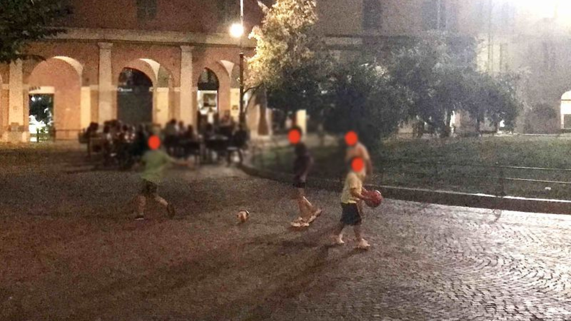 “Pallonate sui tavolini del bar, piazza Duomo non è un campo da calcio”