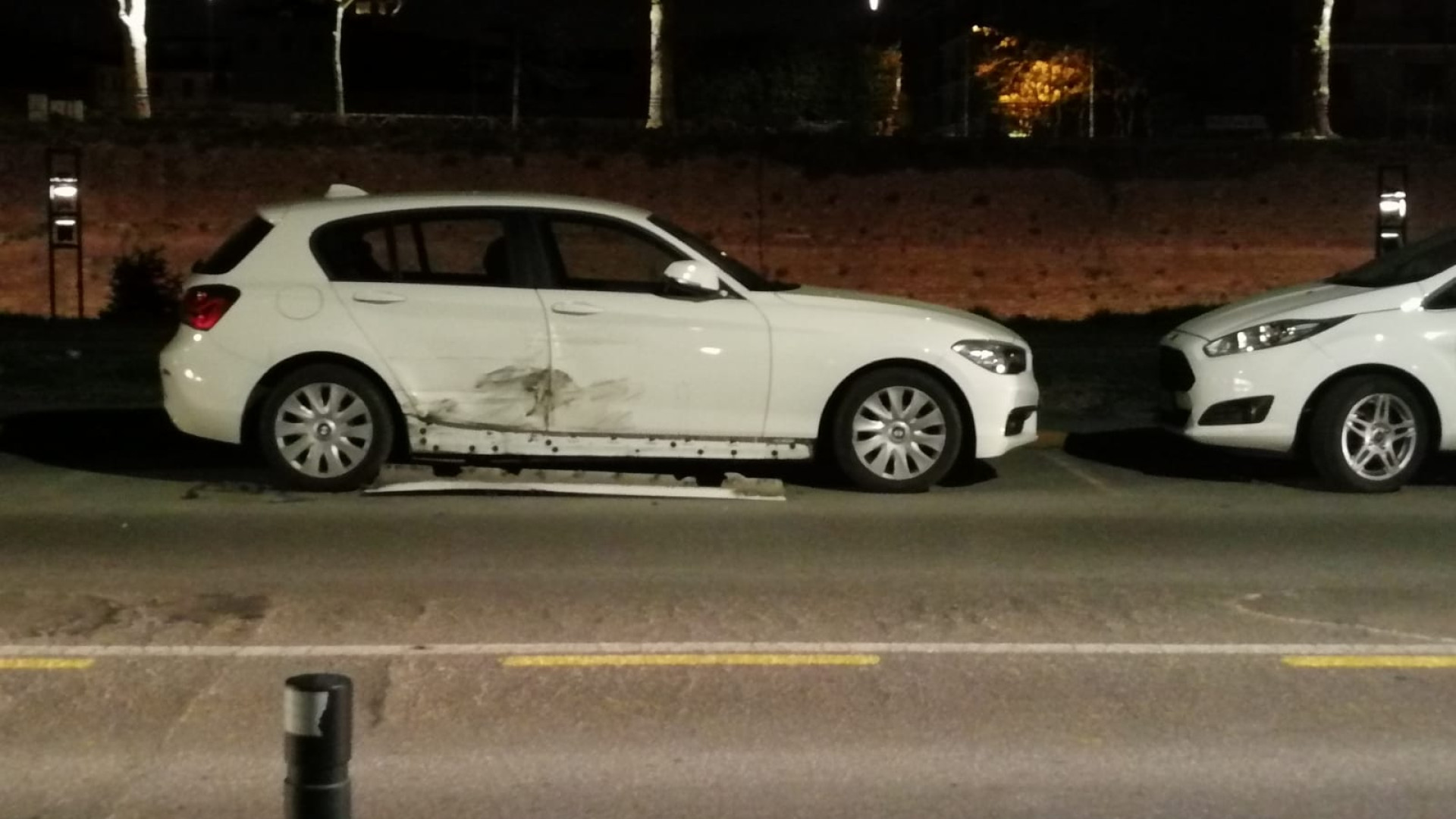 Tamponano un'auto e si schiantano contro vetture in sosta: ubriachi fuggono