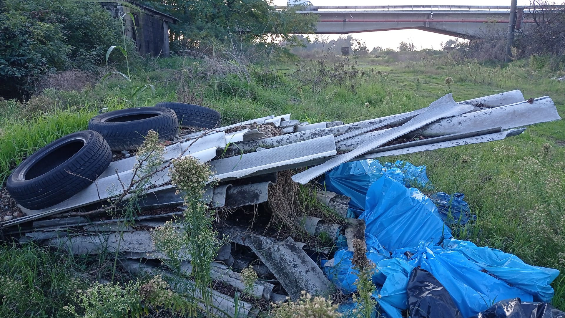 Pievetta, sotto al ponte spuntano nuovi rifiuti tra cui possibili lastre di amianto