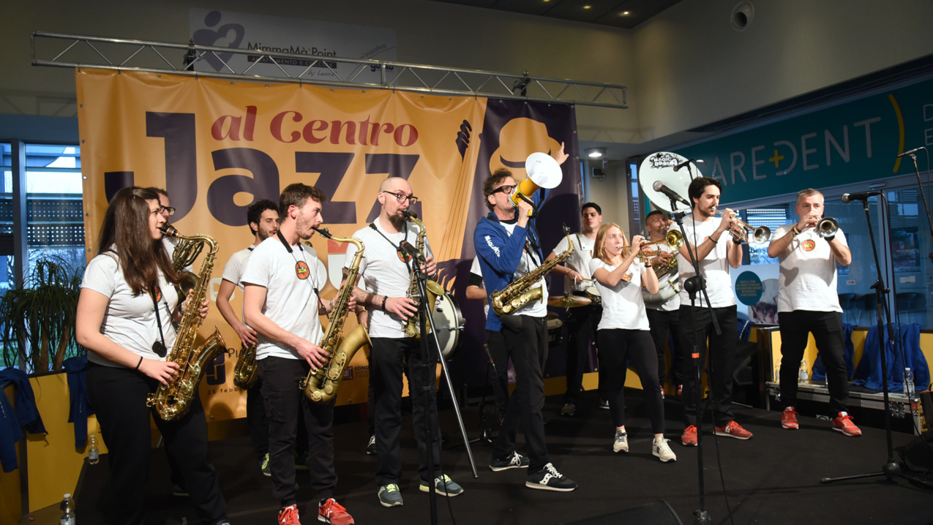 Il Jazz trionfa al Centro commerciale Gotico, applausi per Magicaboola Brass band