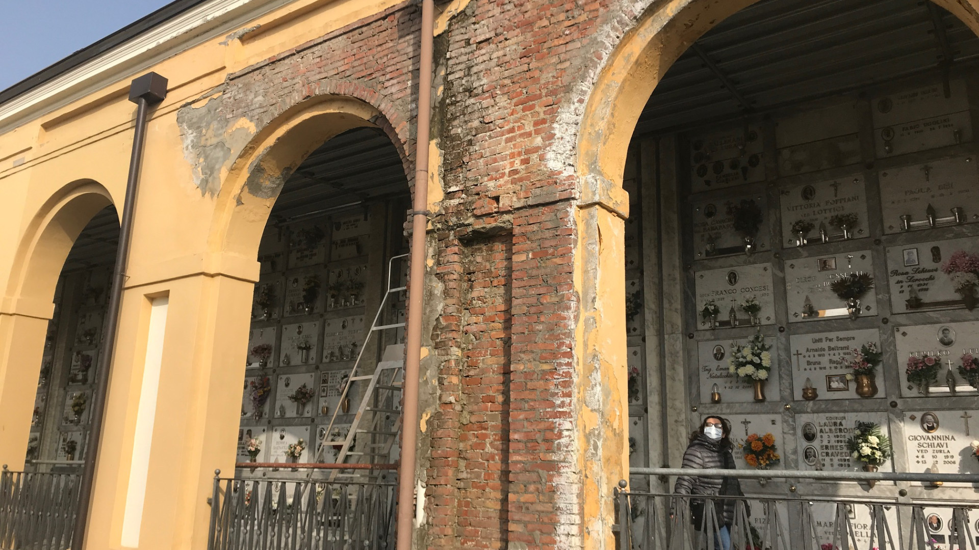 “Degrado quotidiano nel cimitero urbano". Braccio di ferro tra Comune e ditta