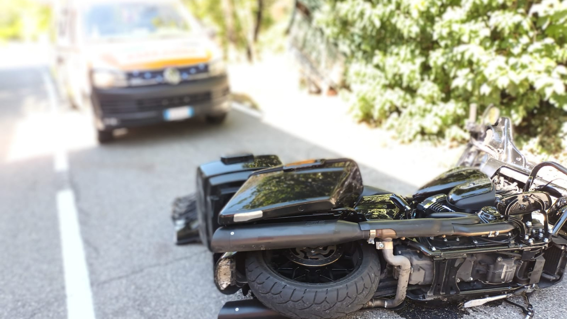 Grave incidente a Perino: due feriti all'ospedale dopo lo scontro tra auto e moto