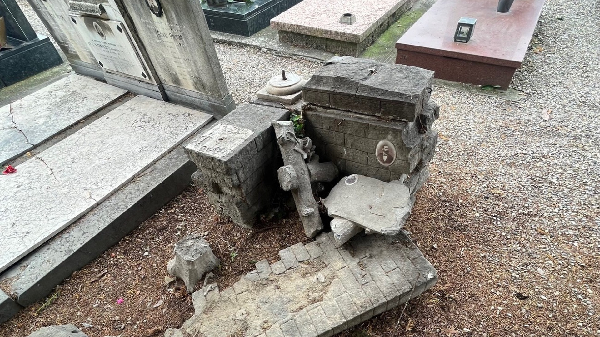 Cimitero di Piacenza: lapidi rotte e intonaci crollati tra i crisantemi delle celebrazioni