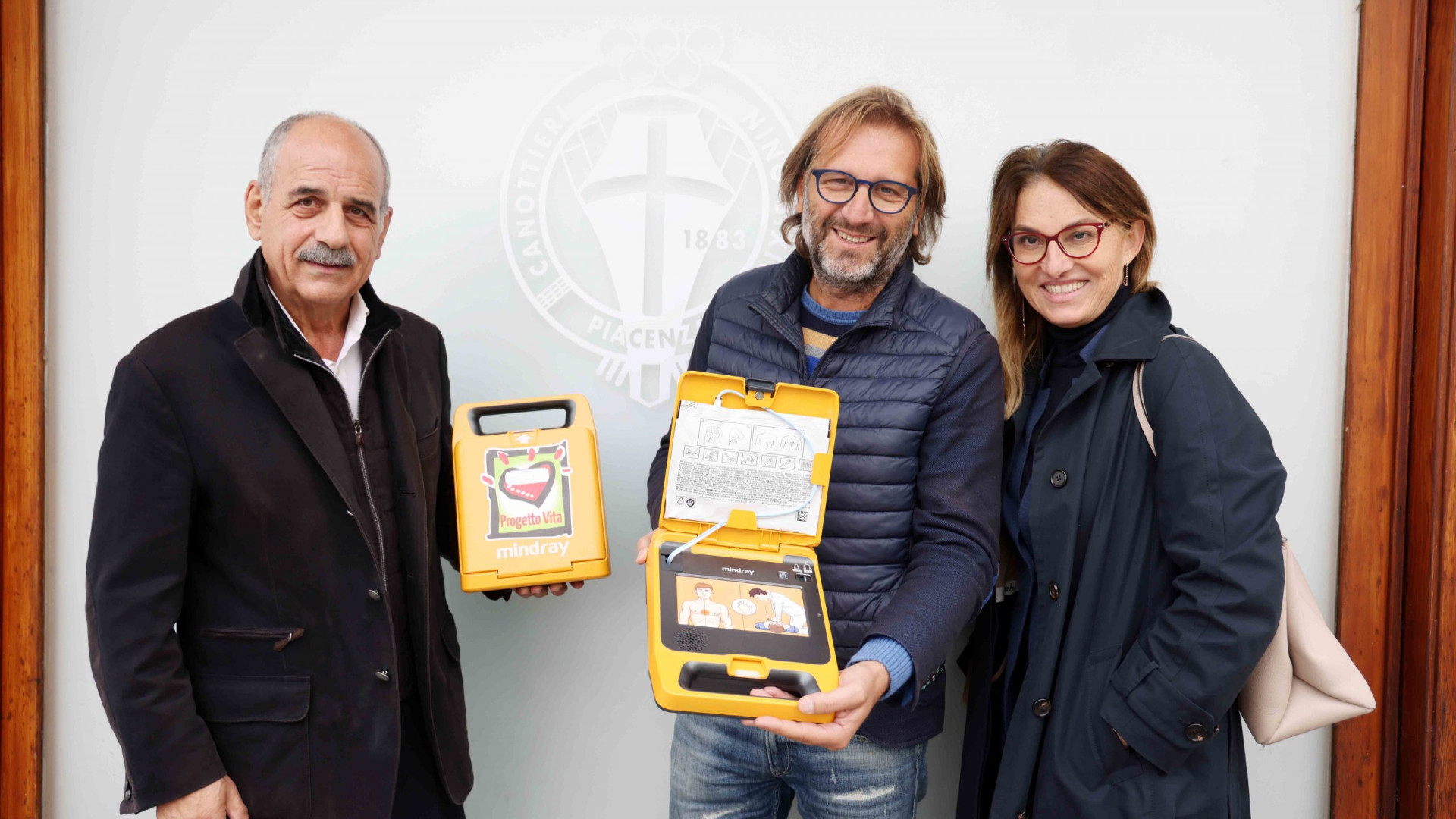 Defibrillatore automatico donato alla Nino Bixio da un socio: è il primo a Piacenza