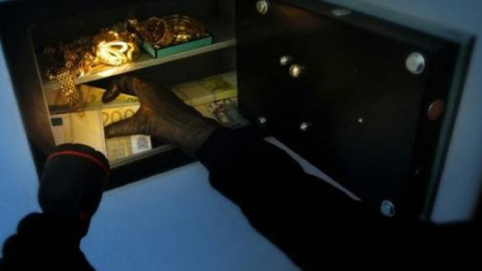 Castelsangiovanni, fingono di arrestare il ladro e svaligiano la casa