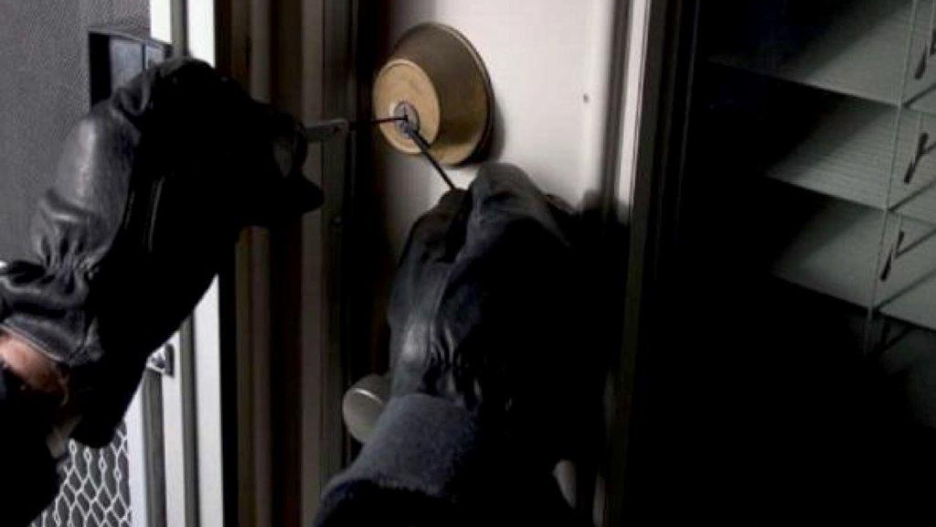 Piozzano, si fingono operai per tentare il colpo in una villa ma il piano fallisce