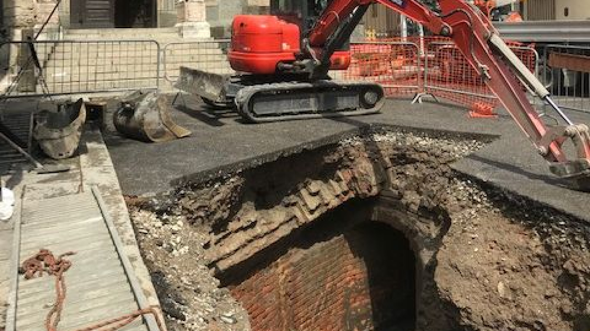In via Vescovado gli scavi portano alla luce il canale di Sant'Agostino