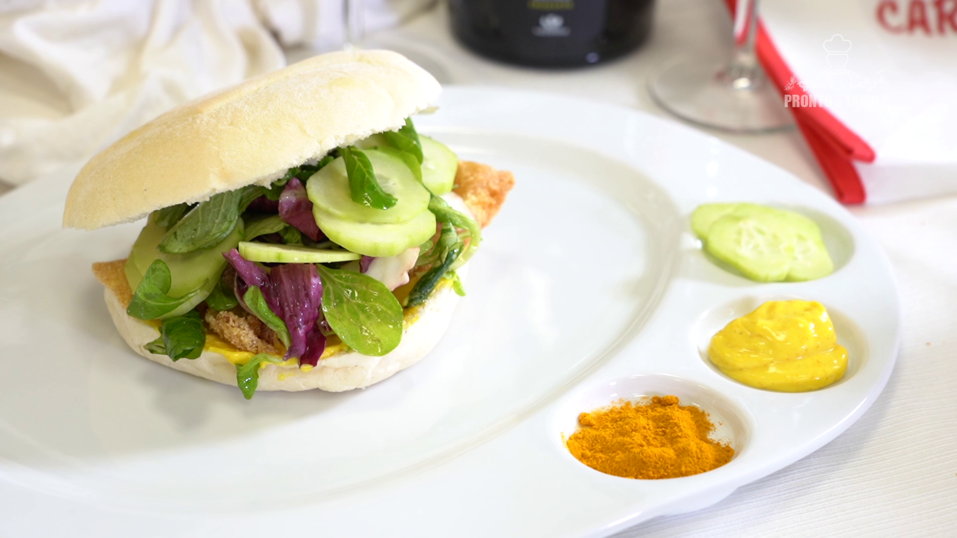 Panino arabo con filetti di platessa, cetriolo, lattughino e maionese alla curcuma