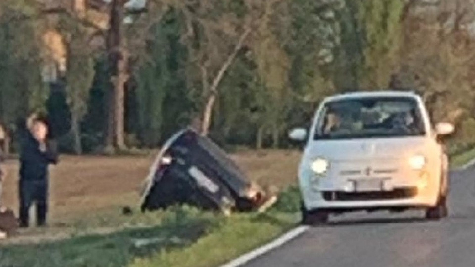 Perde il controllo dell’auto e si ribalta in un profondo canale