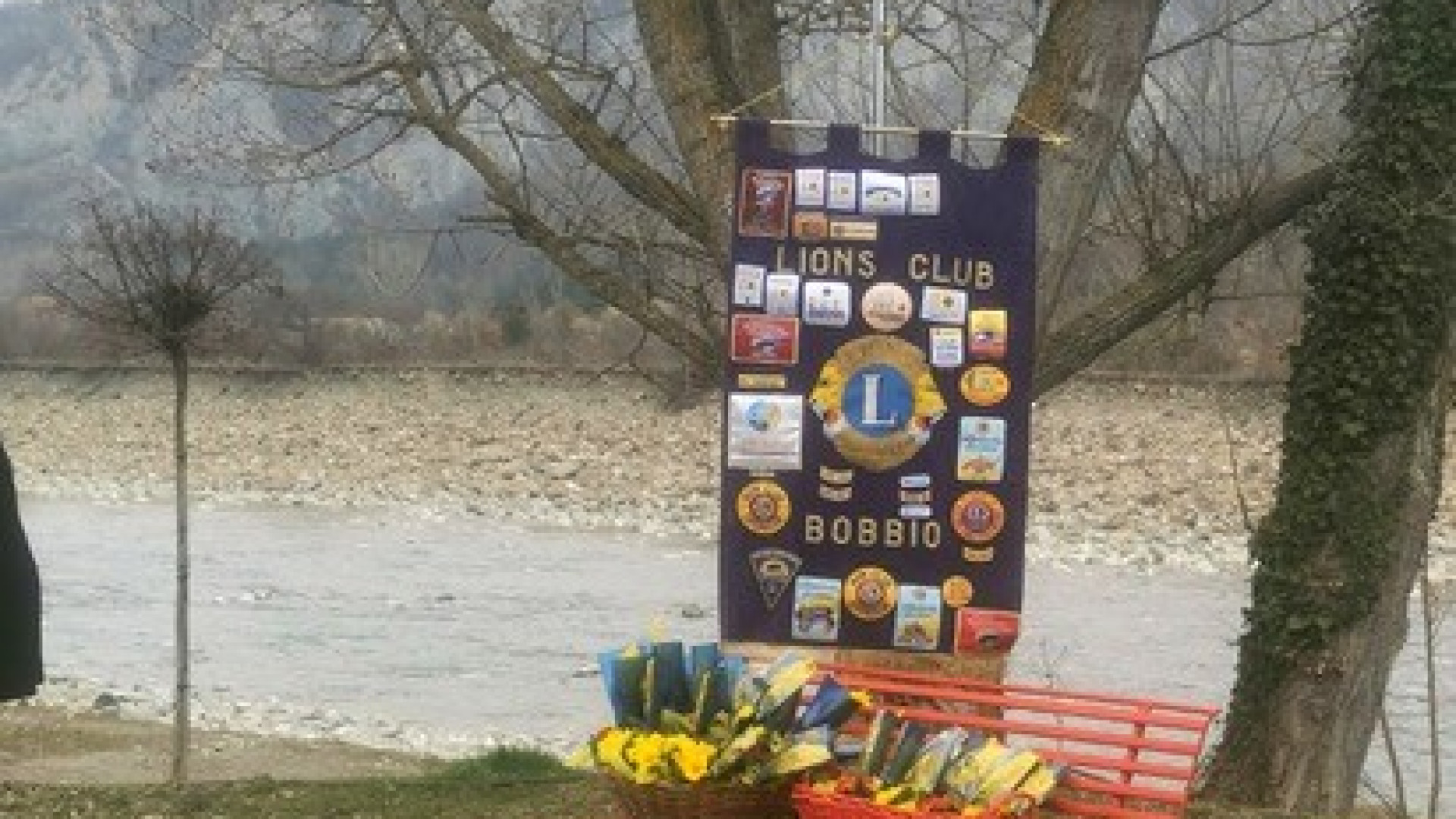 A Bobbio la panchina rossa sulle rive del Trebbia contro le violenze