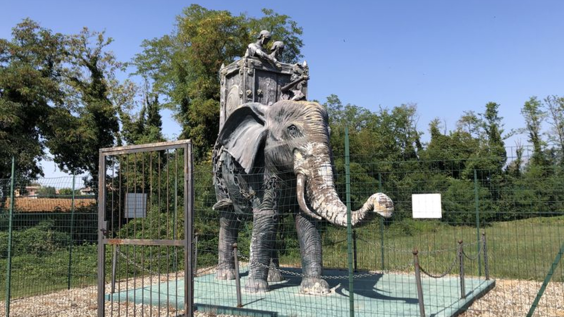 Monumento di Annibale: è tempo di cure per l'elefante installato 10 anni fa