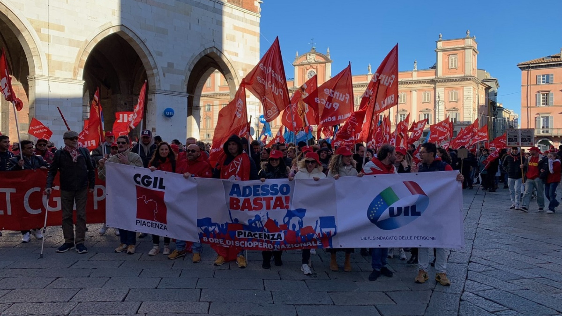 Centinaia di lavoratori in sciopero: "Mancate promesse su sanità, diritti e stipendi"
