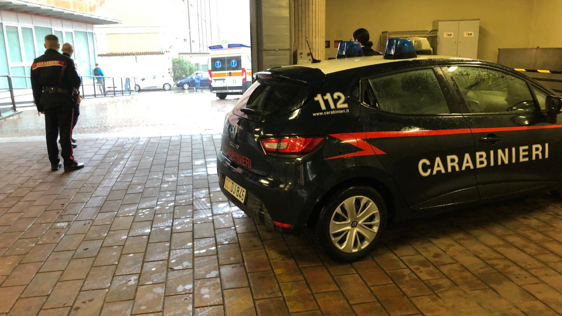 Egiziano ferito a coltellate in zona stazione, all'ospedale con un polmone perforato