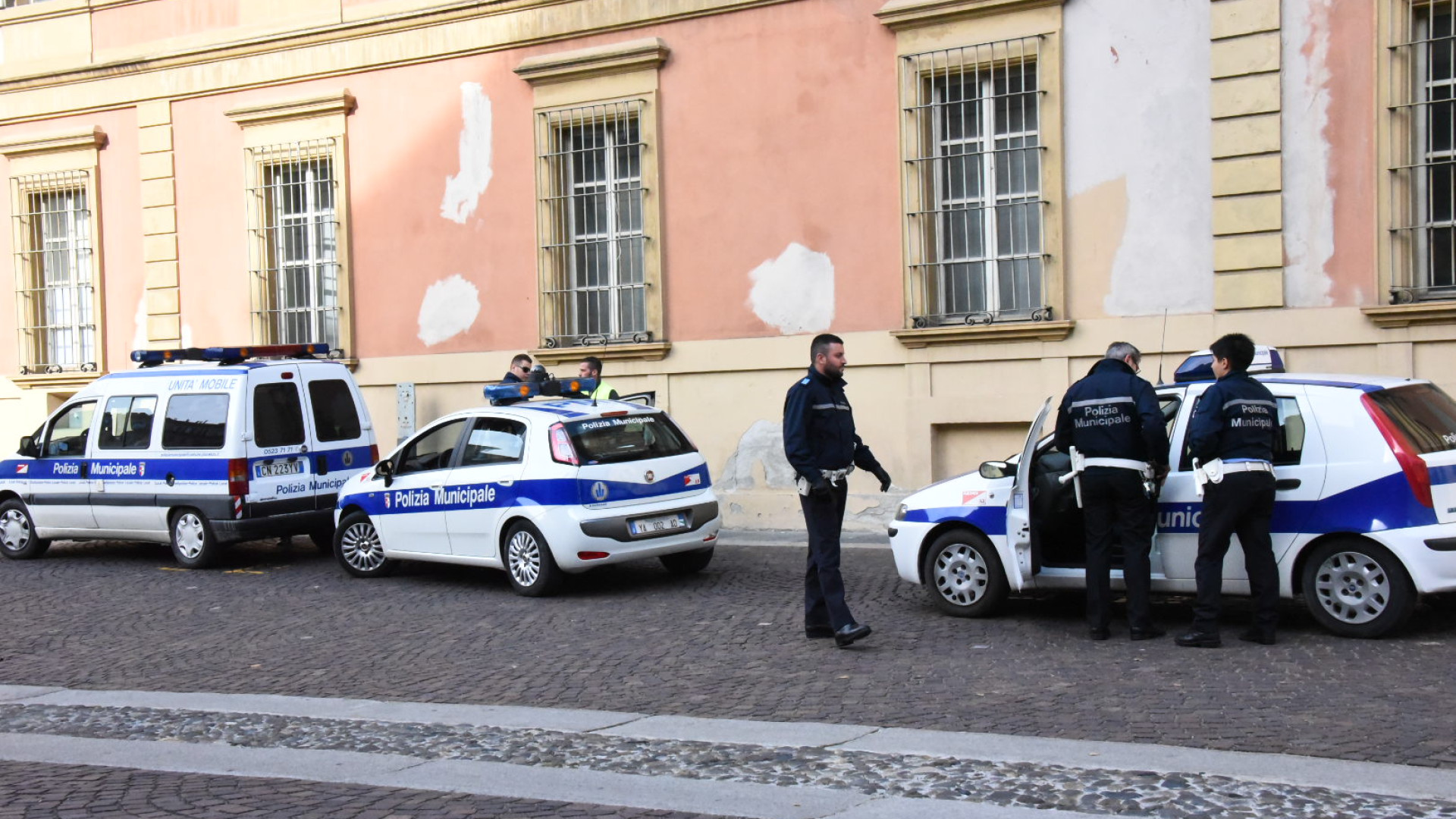 Ubriaco in piazza Sant'Antonino,tre pattuglie per placarlo