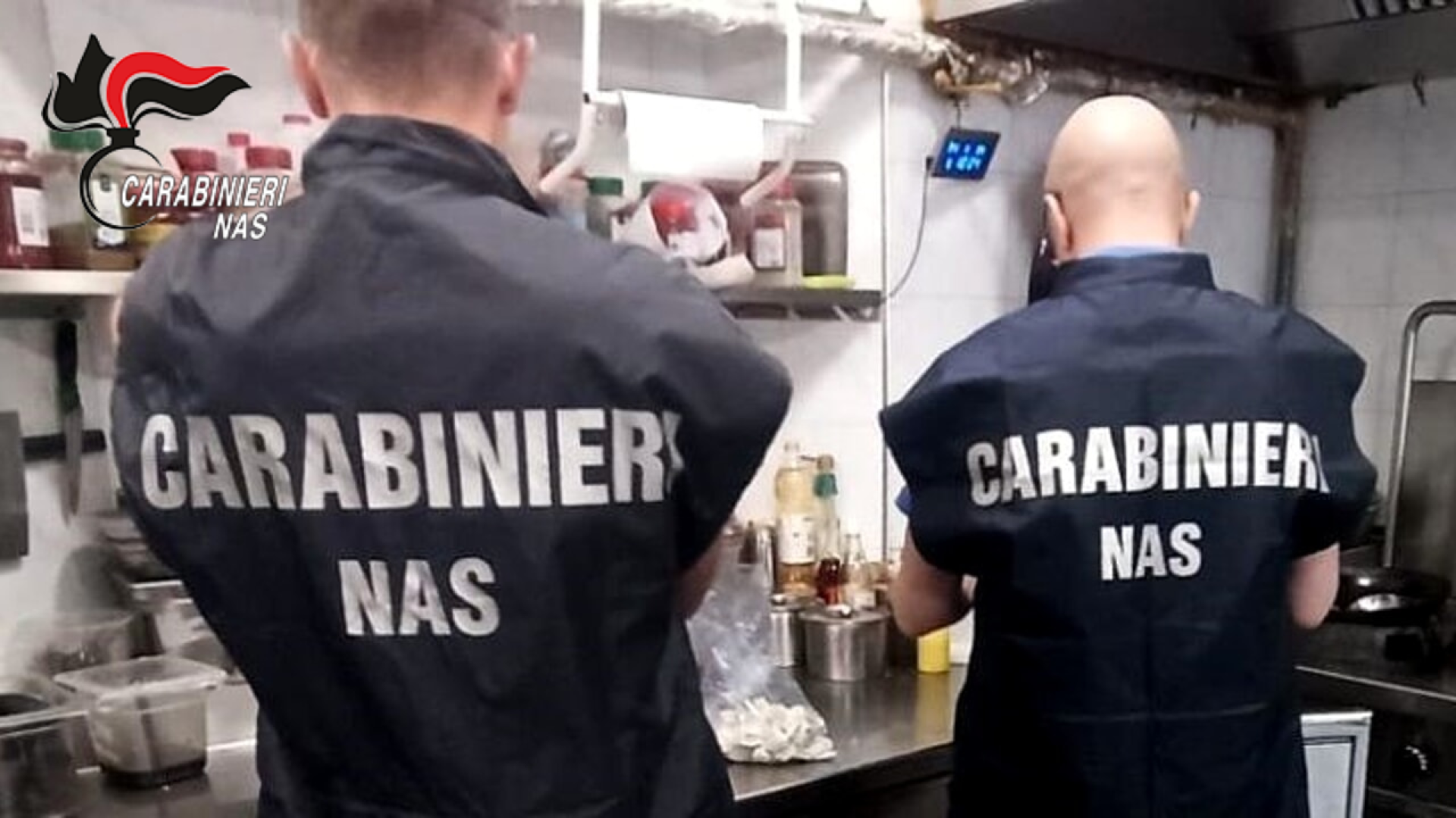 Alimenti scaduti e sporcizia in un bar a Piacenza: scatta la sospensione dell'attività