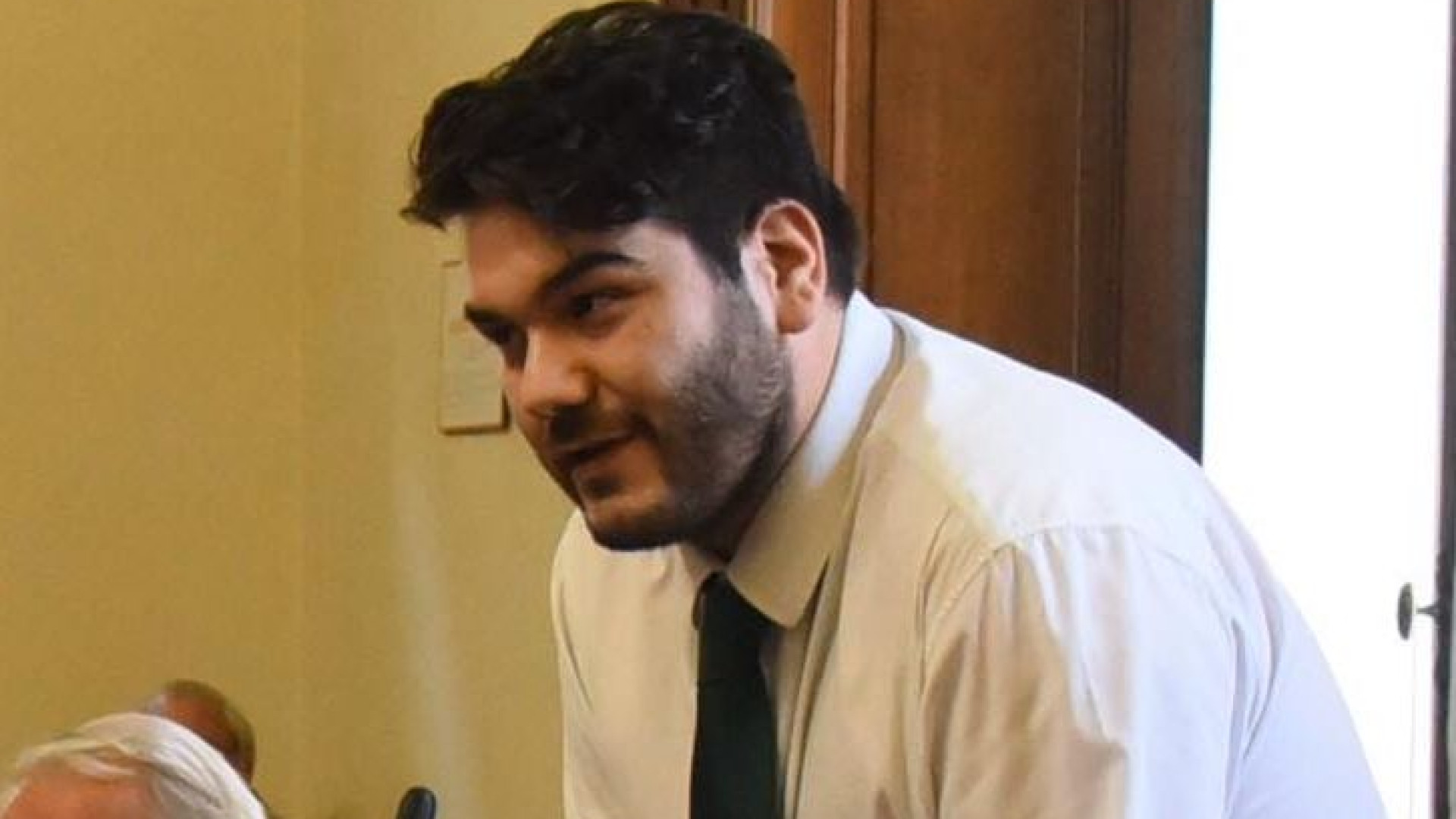 Rubano i cuscini dal bar, consigliere comunale li rincorre e blocca