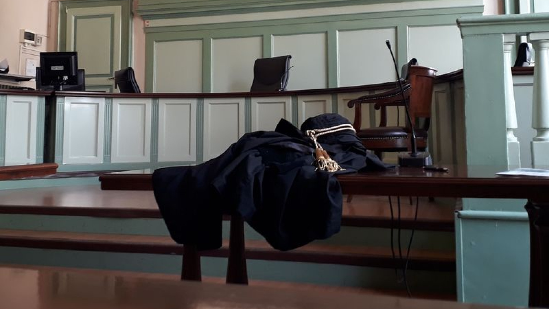 Schiaffi, calci e abusi sessuali ma il marito 28enne nega: "Mai alzato le mani"
