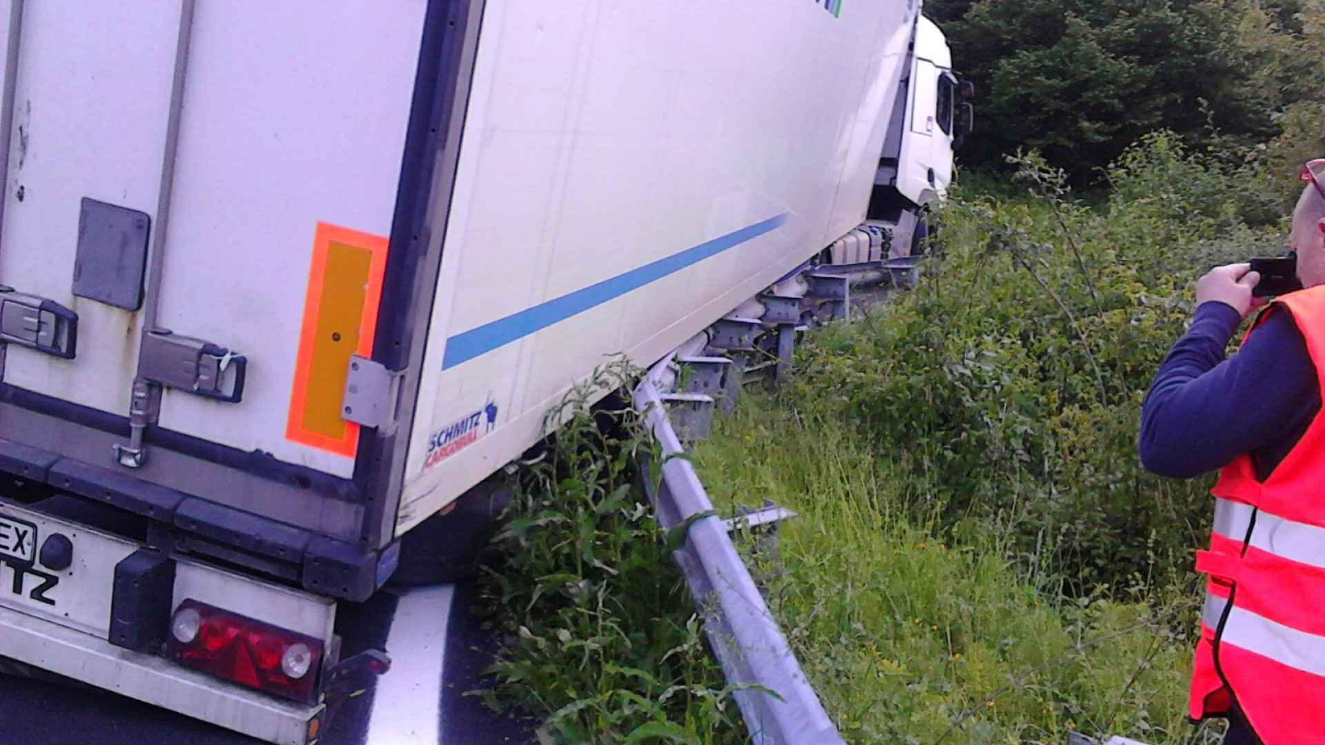 Tir sospeso nel vuoto a Ponte Organasco: arrivano i pompieri e lo rimettono in strada