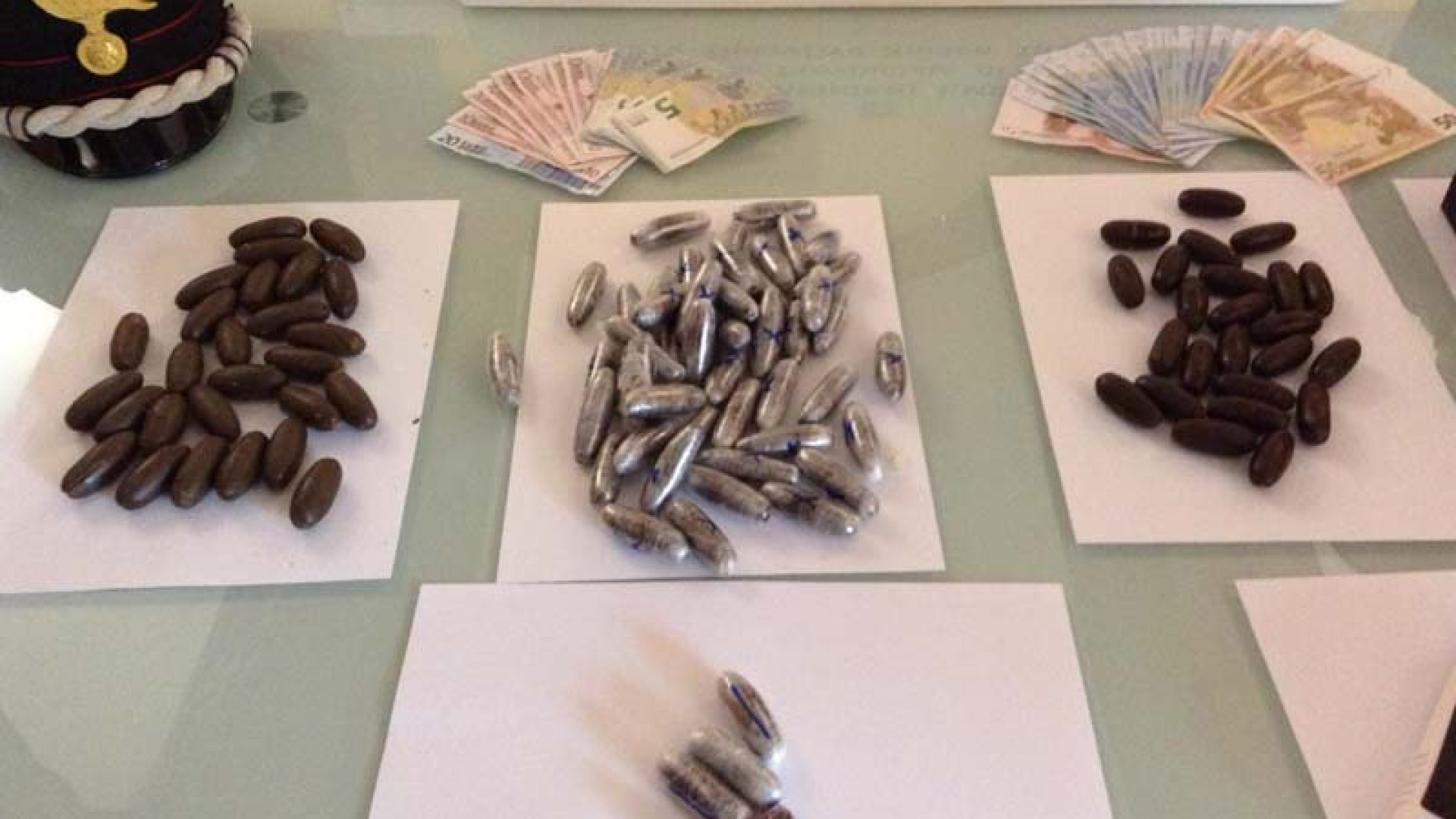 Colpo duro allo spaccio: presi con oltre un chilo di hashish