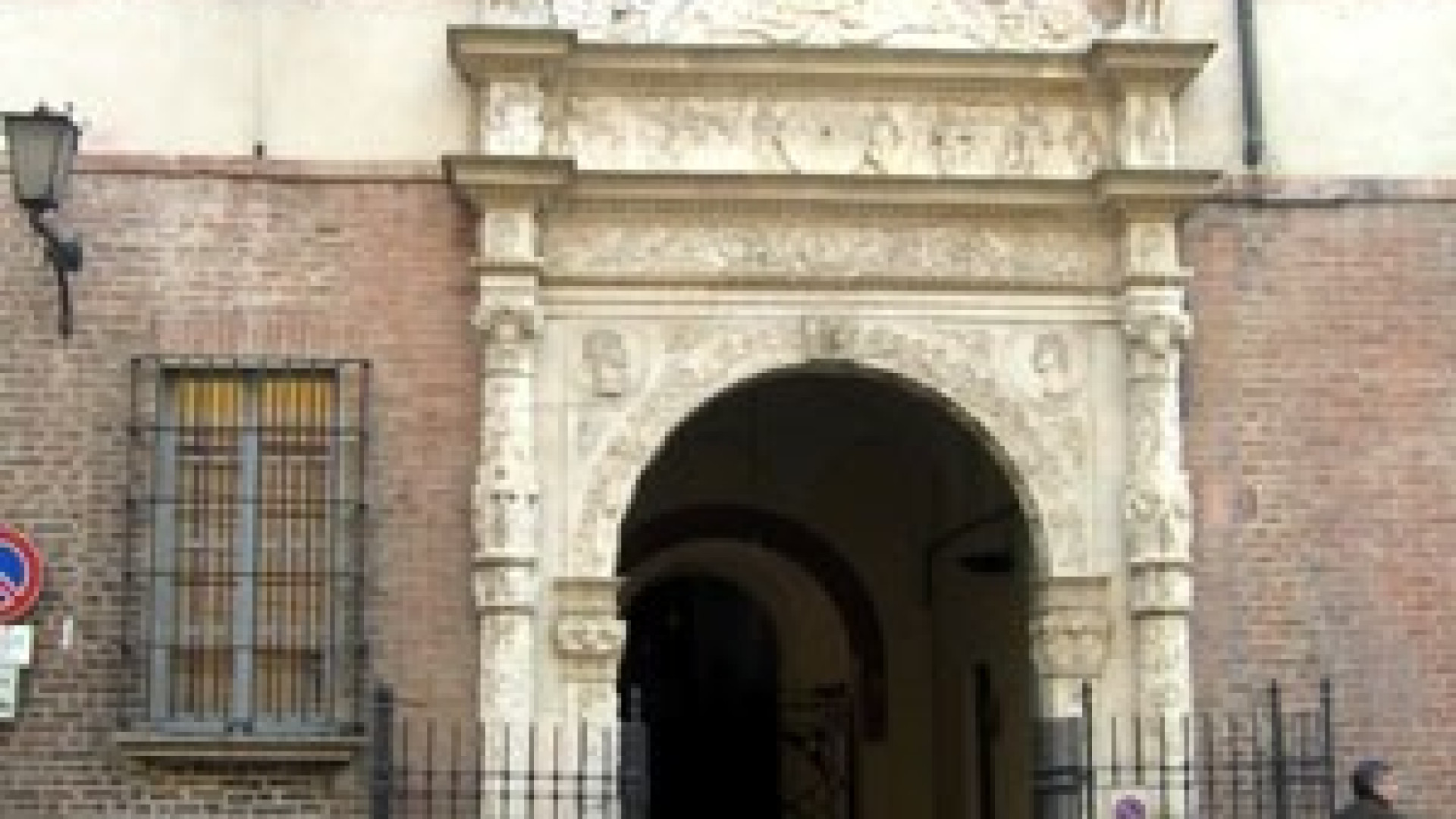 Lite tra ex fidanzati: lei gli spacca un vaso in testa