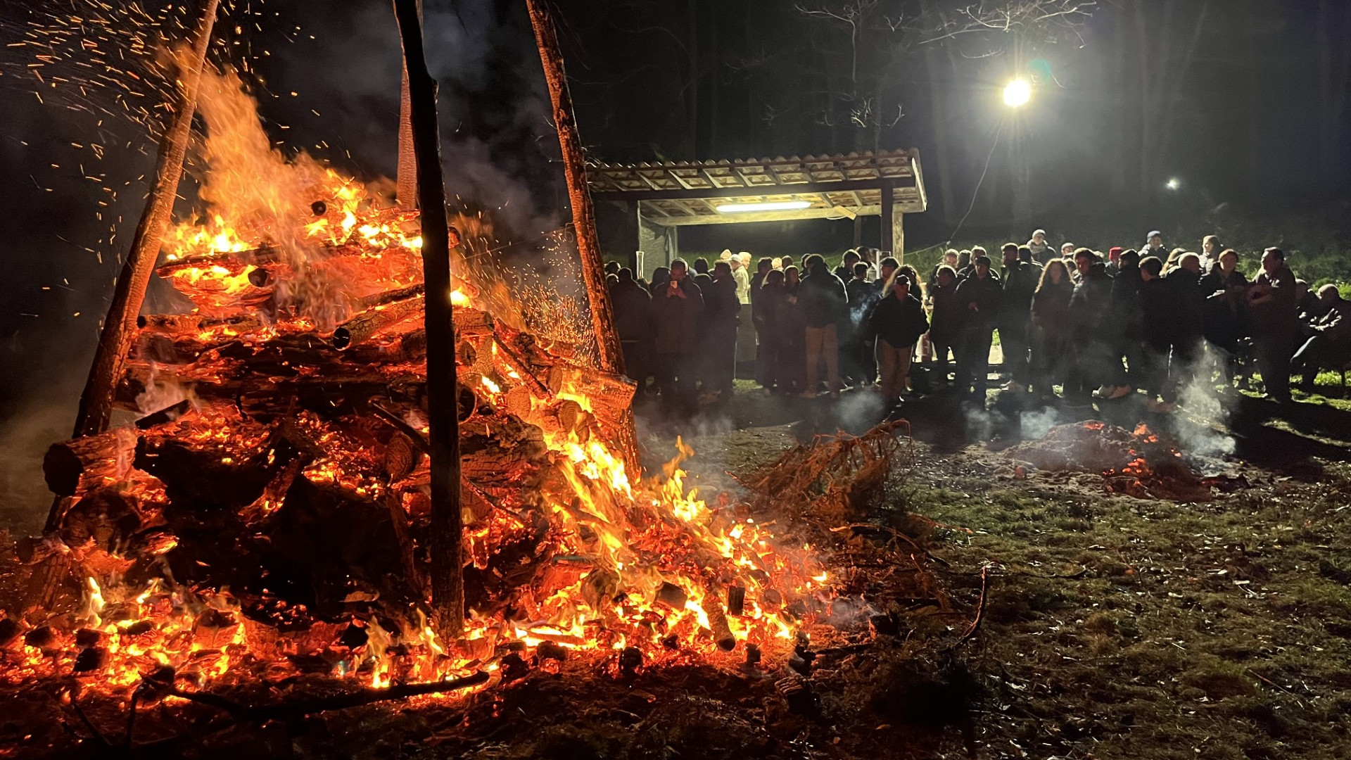 La comunità attorno al fuoco, il falò di Carnevale illumina la notte di Gropparello