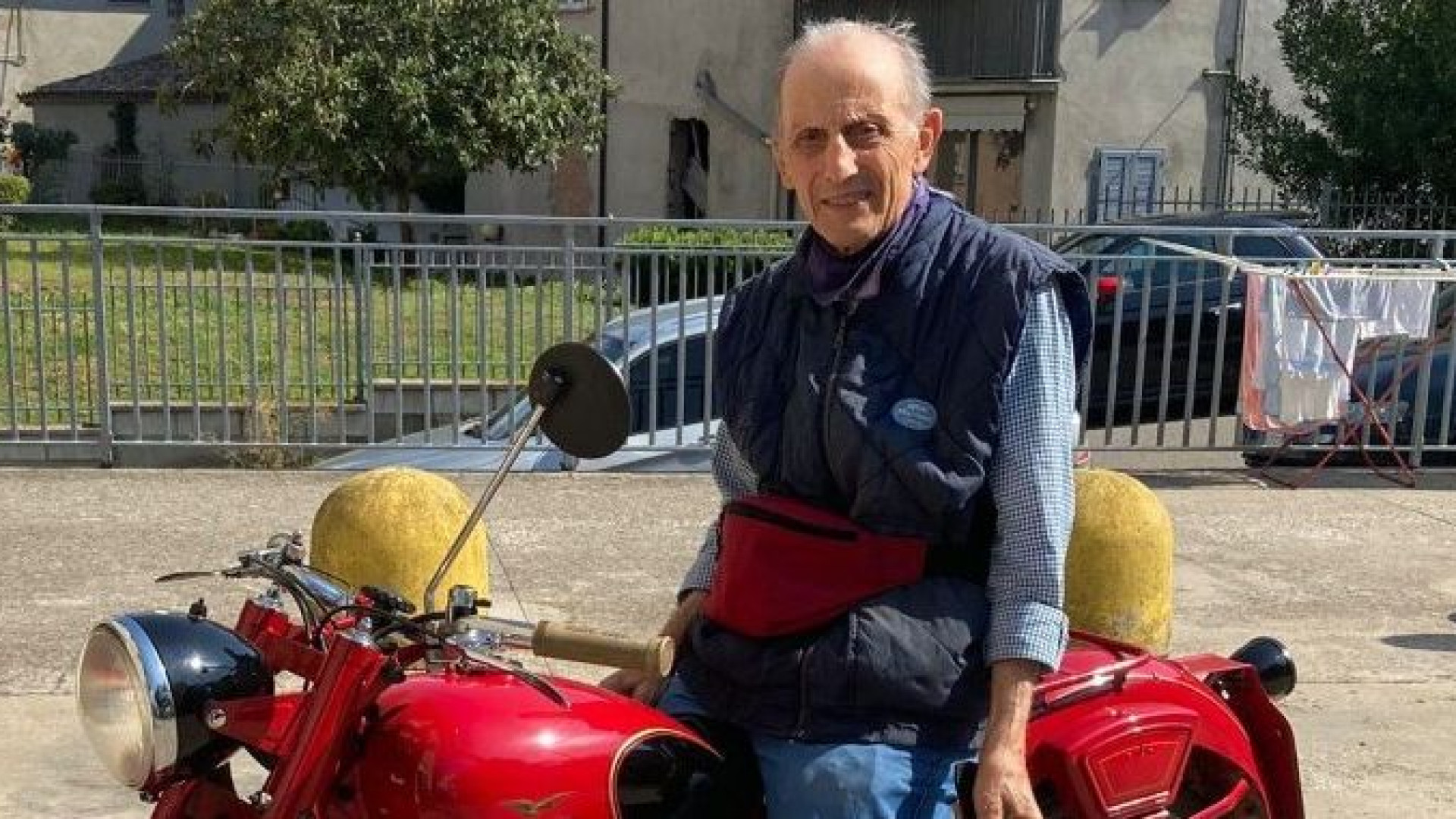 A 90 anni Ernestino restaura e colleziona moto. "Ecco la mia Guzzi rossa del 1954"