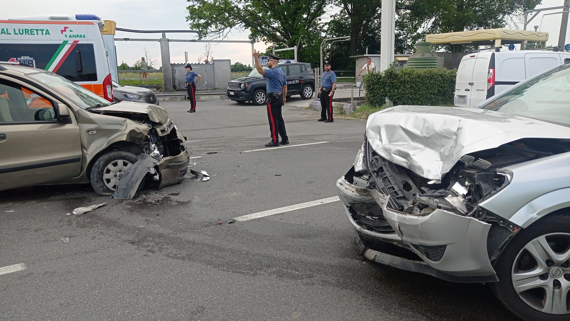 Frontale tra due auto a Ca' Verde di Borgonovo: tre feriti, grave un 86enne