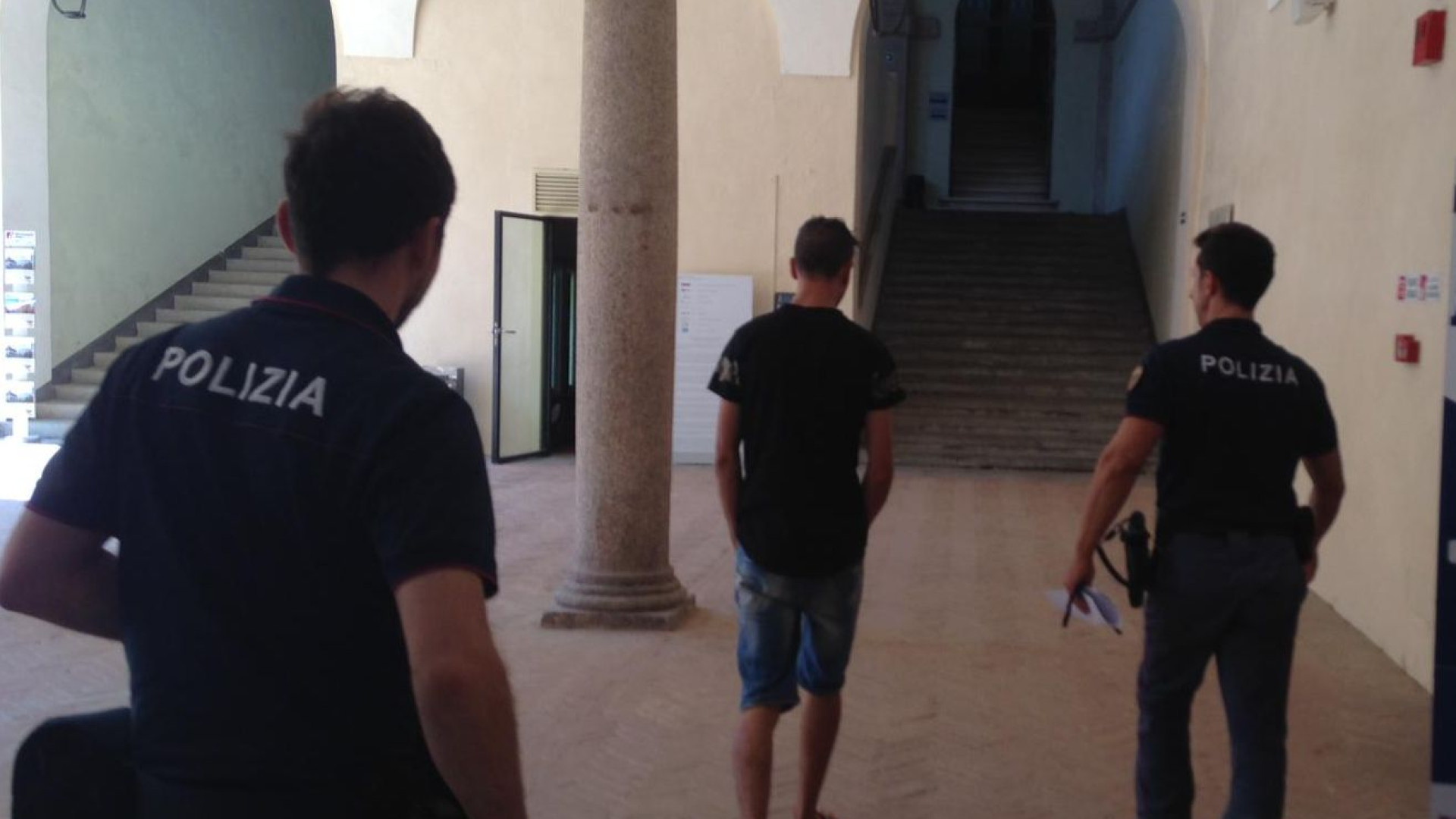 Picchia una donna e accoltella un passante: marocchino in manette