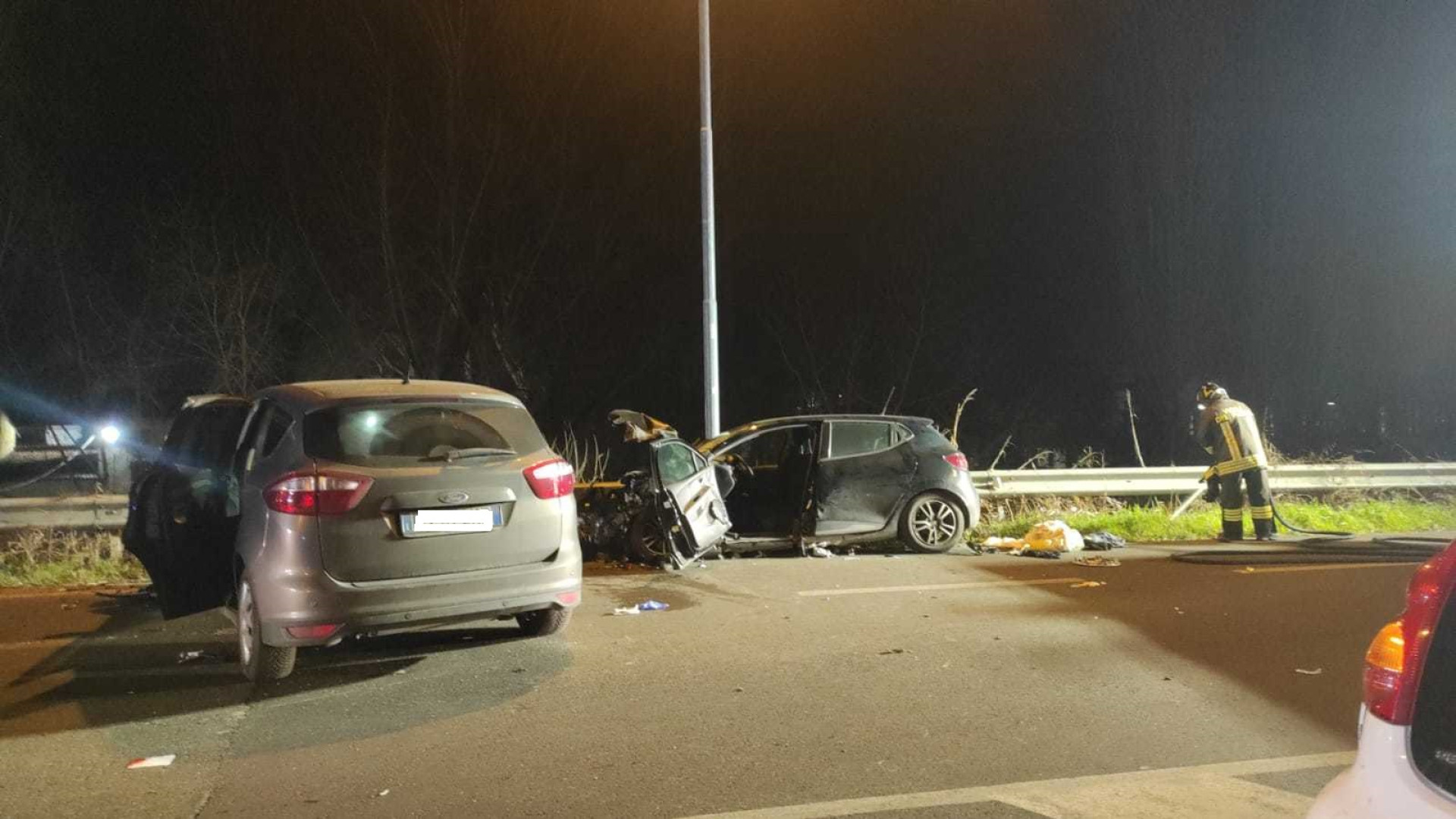 Frontale lungo la via Emilia a San Rocco, quattro feriti e gravi disagi al traffico