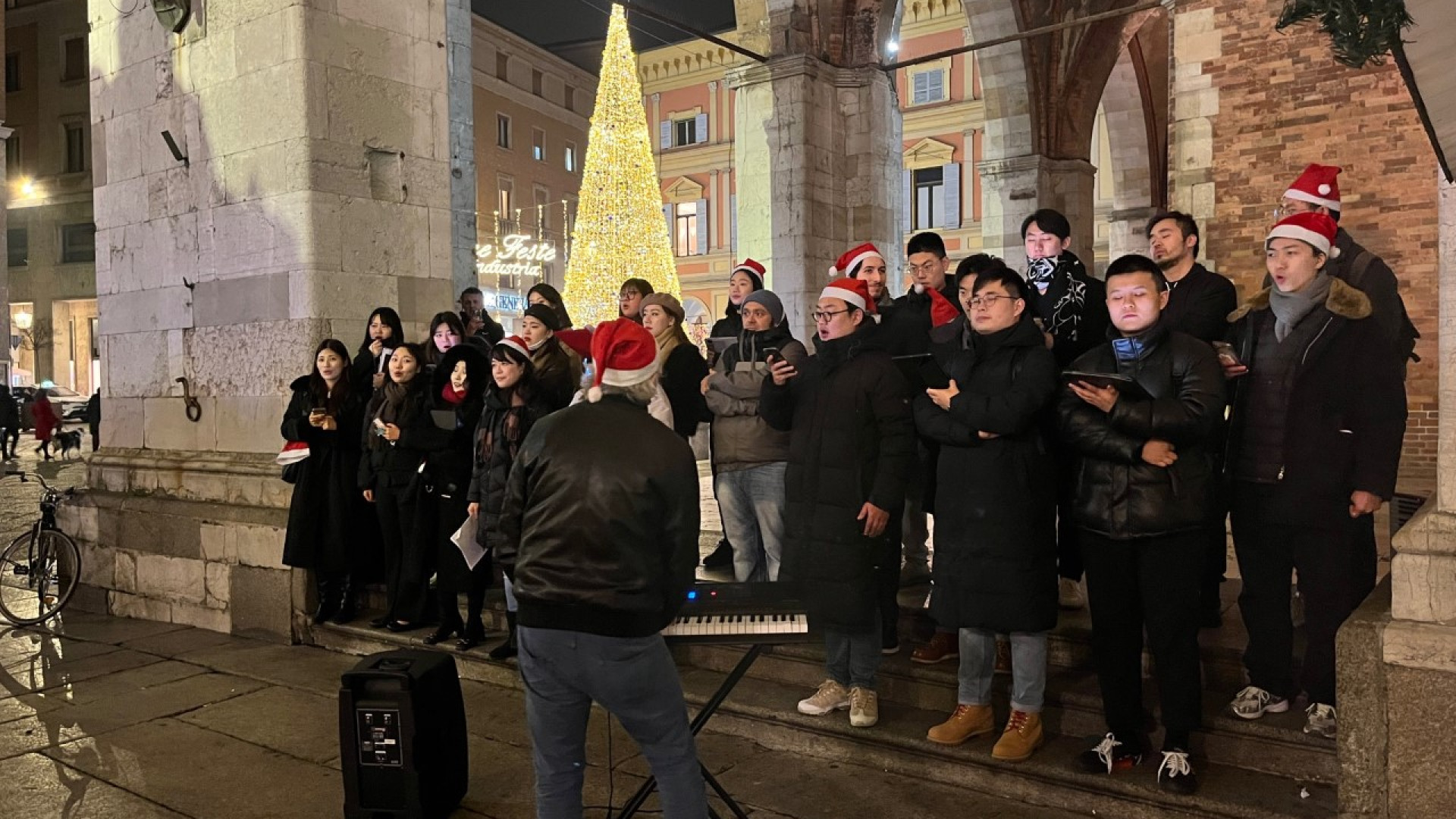 Buon Natale in tutte le lingue del mondo. Il coro del maestro Casati emoziona