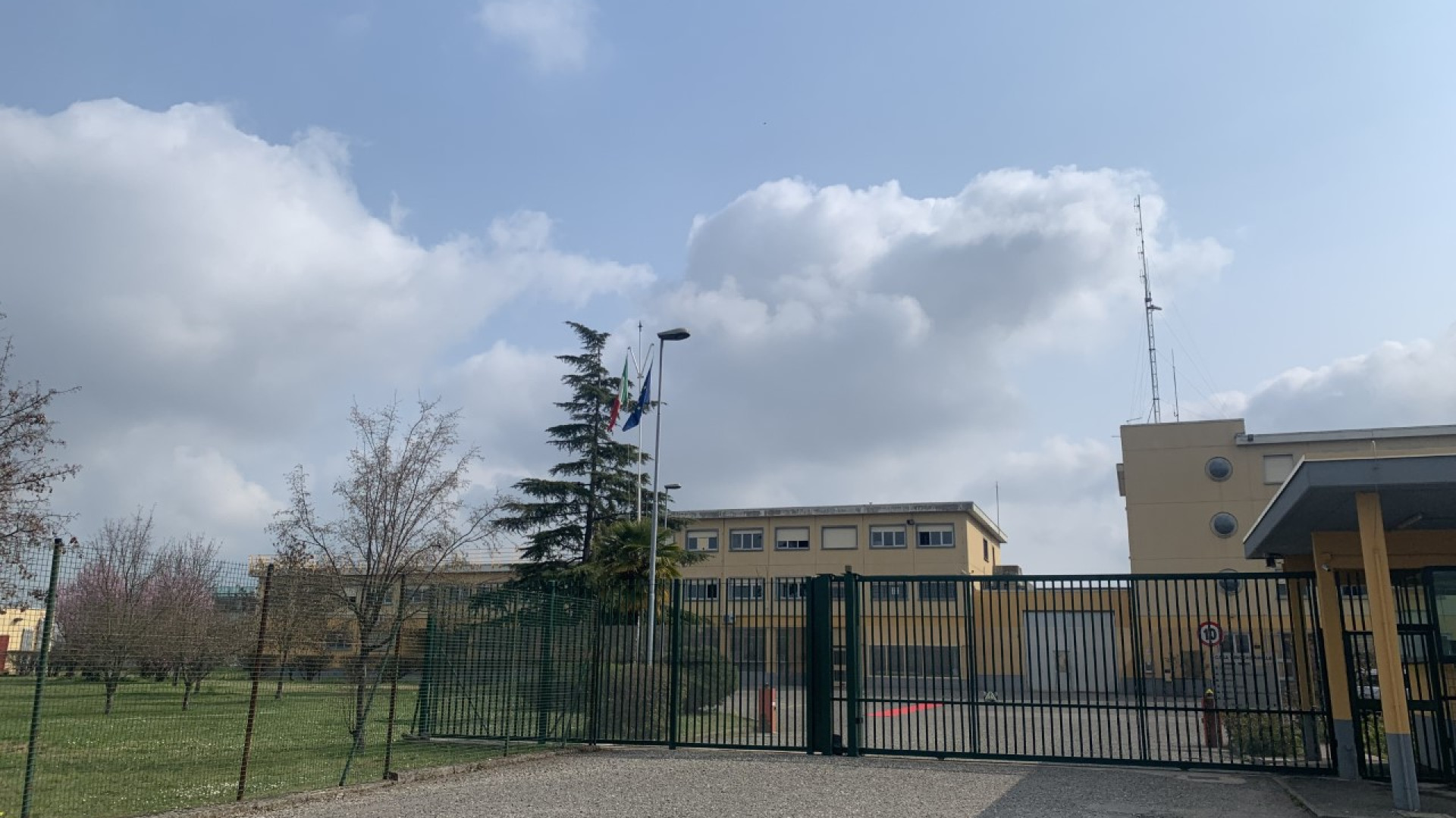 Tensione alle Novate, celle distrutte e incendiate: "Situazione allarmante"
