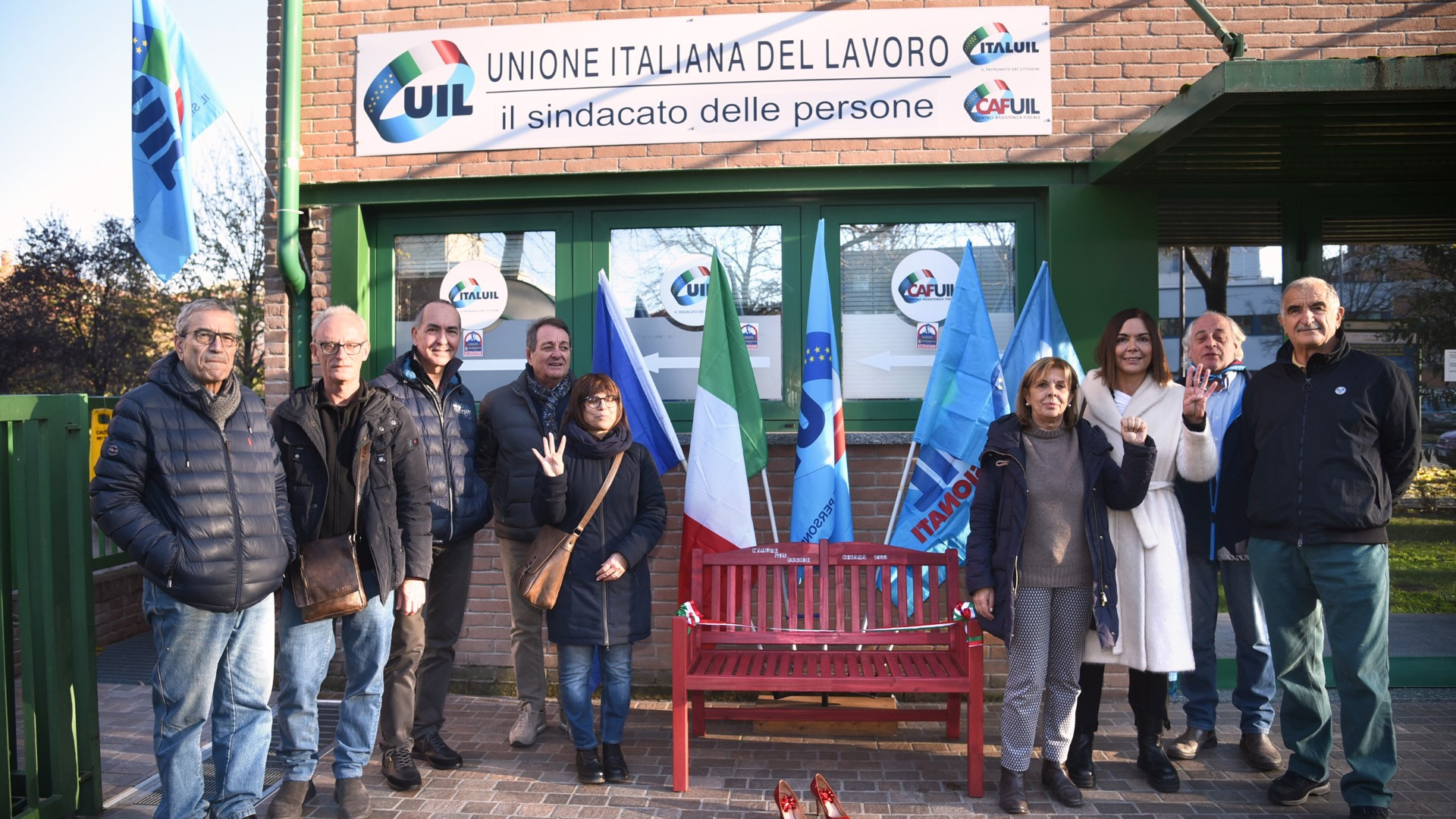 Una panchina rossa nella sede del sindacato Uil: "Fermiamo l'indifferenza"