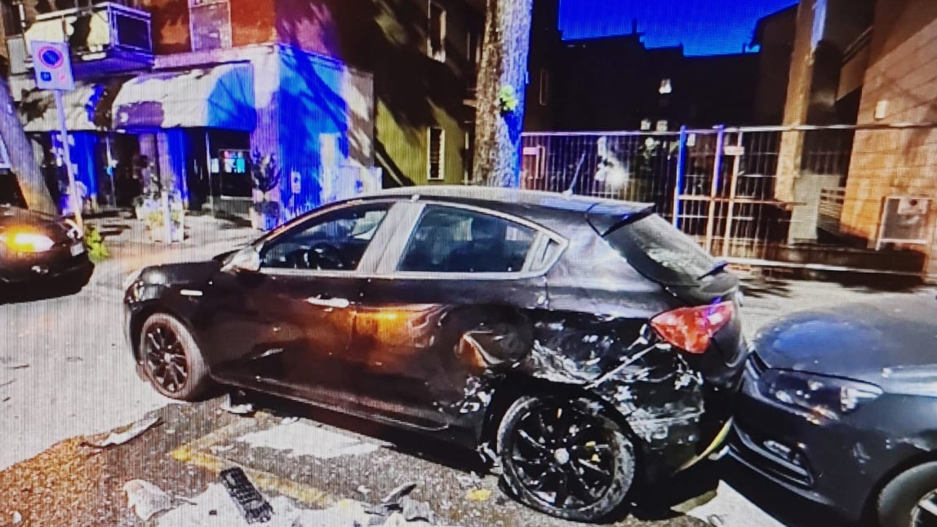 Perde il controllo dell'auto e centra tre vetture parcheggiate: patente ritirata
